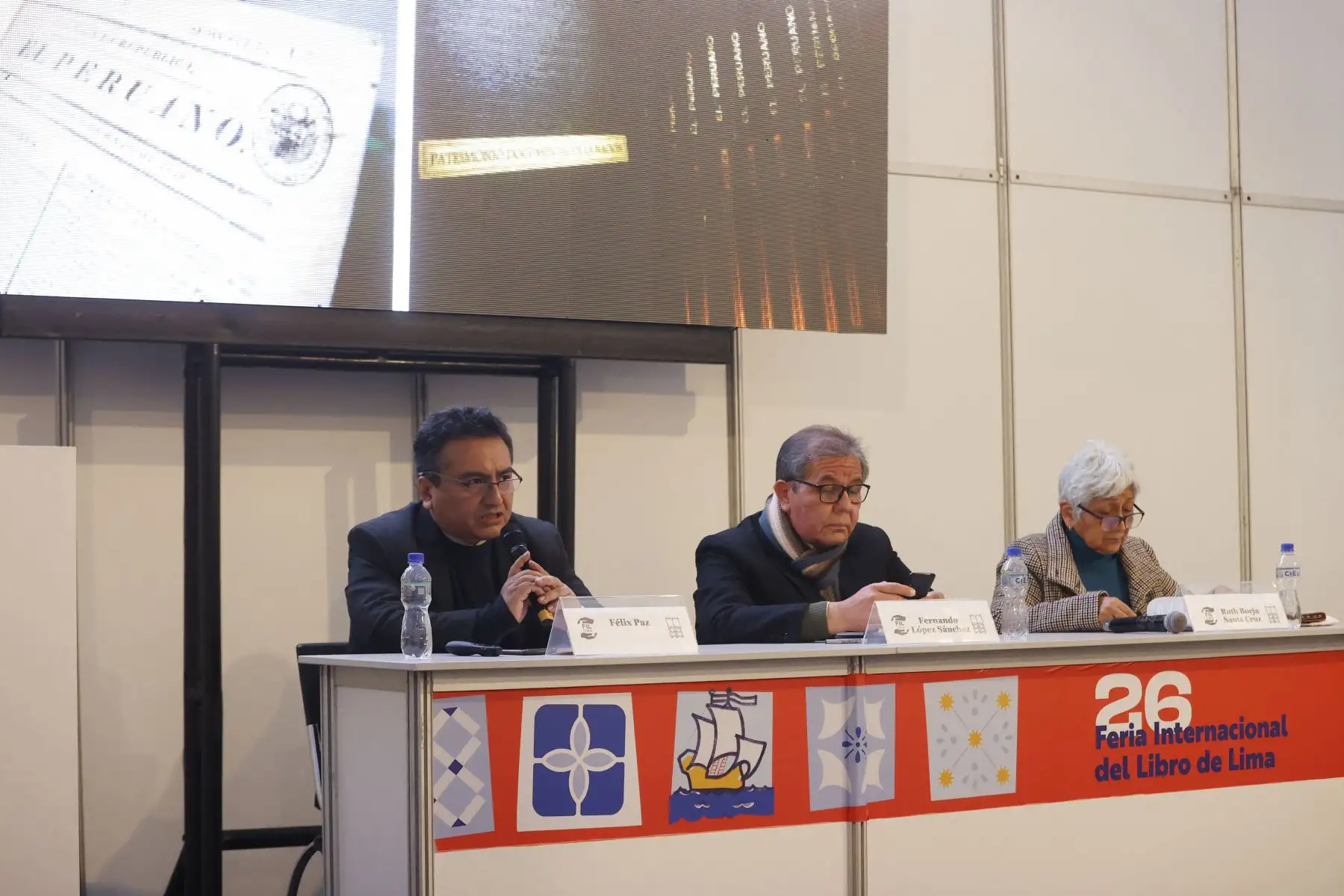 El director de medios periodísticos de Editora Perú, Félix Paz participa en el conversatorio Memoria Peruana para El Mundo: Diario Oficial El Peruano y Otros Casos.
El evento se realizó en la Feria Internacional de Libro 2022 y participaron Fernando López, presidente del Comité Peruano de Memoria del Mundo y Ruth Borja, directora del archivo histórico del Archivo General de la Nación.
Foto: ANDINA/Melina Mejía