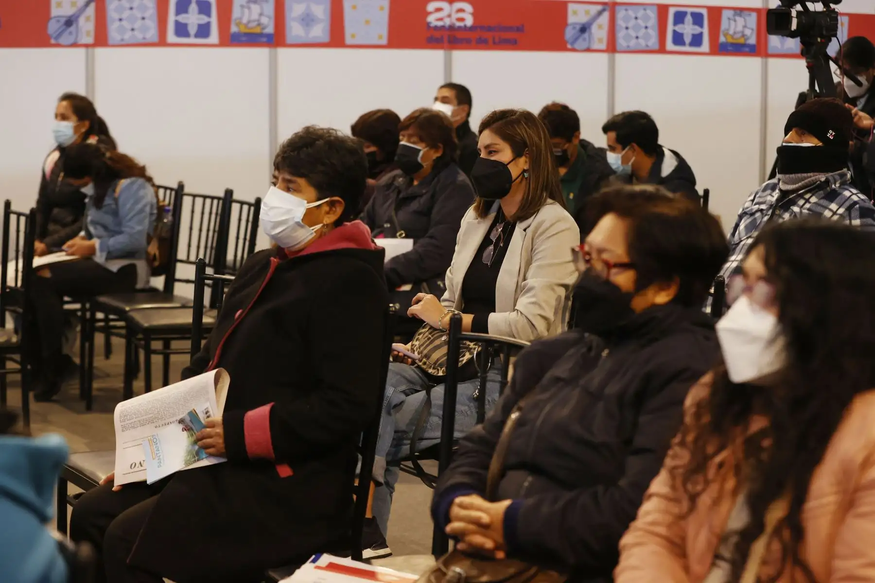 El director de medios periodísticos de Editora Perú, Félix Paz participa en el conversatorio Memoria Peruana para El Mundo: Diario Oficial El Peruano y Otros Casos.
El evento se realizó en la Feria Internacional de Libro 2022 y participaron Fernando López, presidente del Comité Peruano de Memoria del Mundo y Ruth Borja, directora del archivo histórico del Archivo General de la Nación.
Foto: ANDINA/Melina Mejía