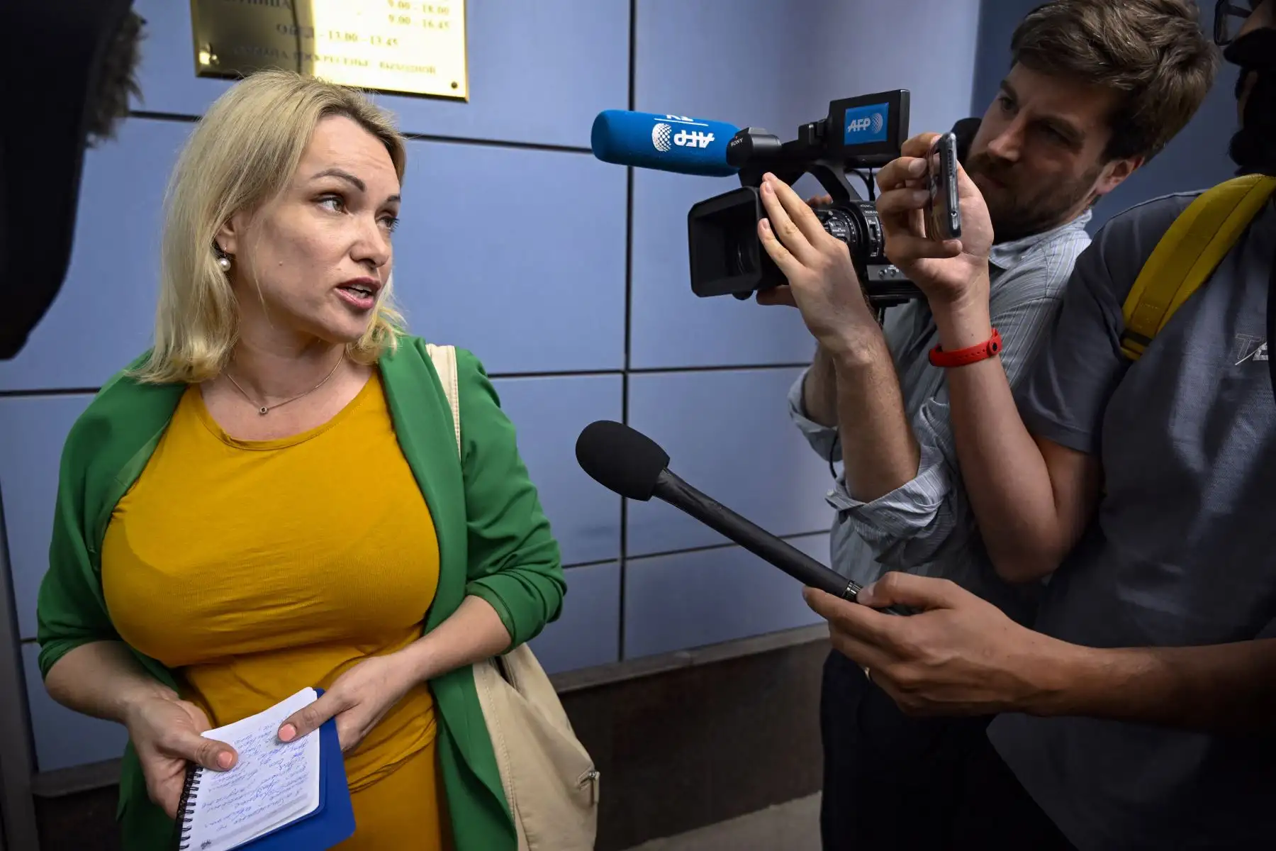 Marina Ovsyannikova, la periodista que se hizo conocida internacionalmente tras protestar contra la acción militar rusa en Ucrania durante un noticiero en horario estelar de la televisión estatal, comparece ante el tribunal acusada de "desacreditar" al ejército ruso que lucha en Ucrania por sus declaraciones frente a un tribunal de Moscú a principios de este mes en apoyo del activista de la oposición Ilya Yashin, en Moscú el 28 de julio de 2022. Foto: AFP