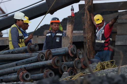 Varios trabajadores laboran hoy, en la zona donde se encuentran 10 mineros atrapados en el municipio de Sabinas en Coahuila (México). Foto: EFE
