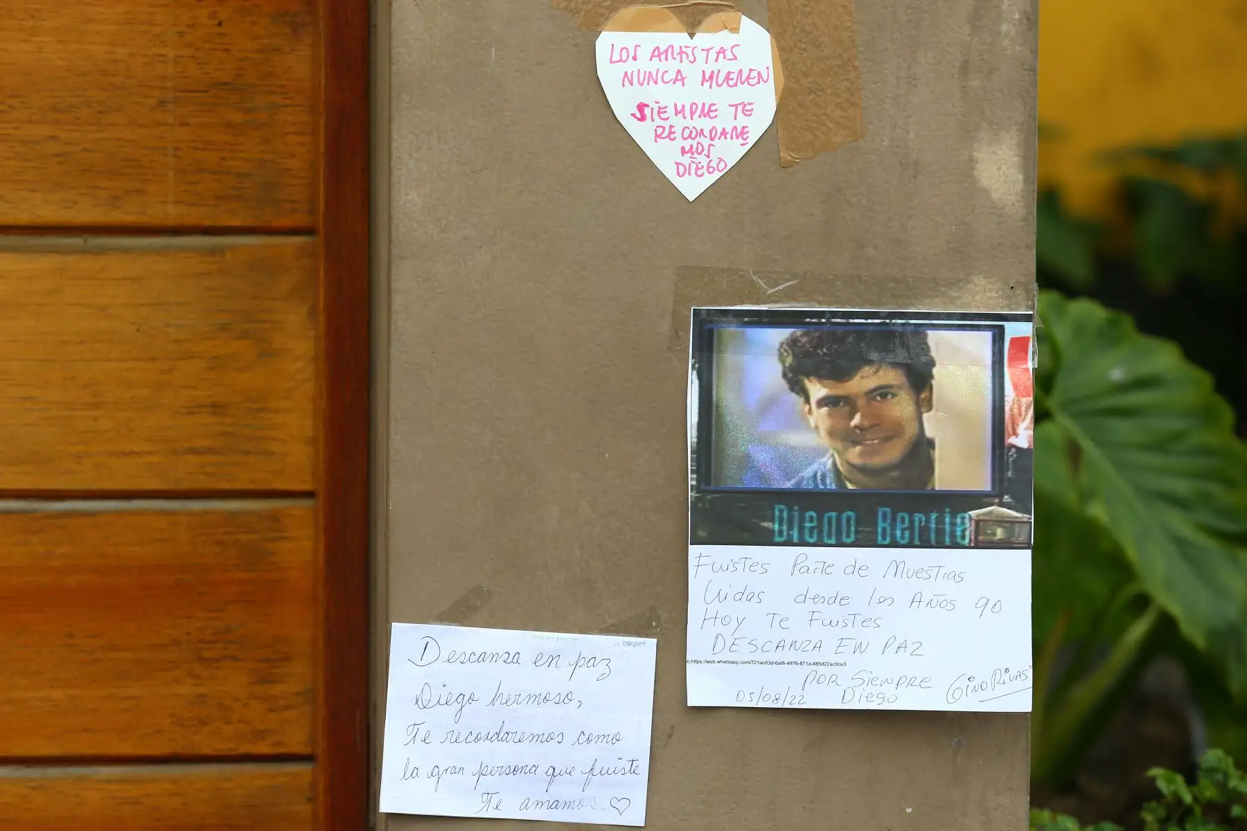 Con flores, tarjetas y mensajes de amor, fans del fallecido actor Diego Bertie le rinden homenaje en la entrada de su domicilio ubicado en el Malecón de la Reserva, en Miraflores.
Foto: ANDINA/Eddy Ramos