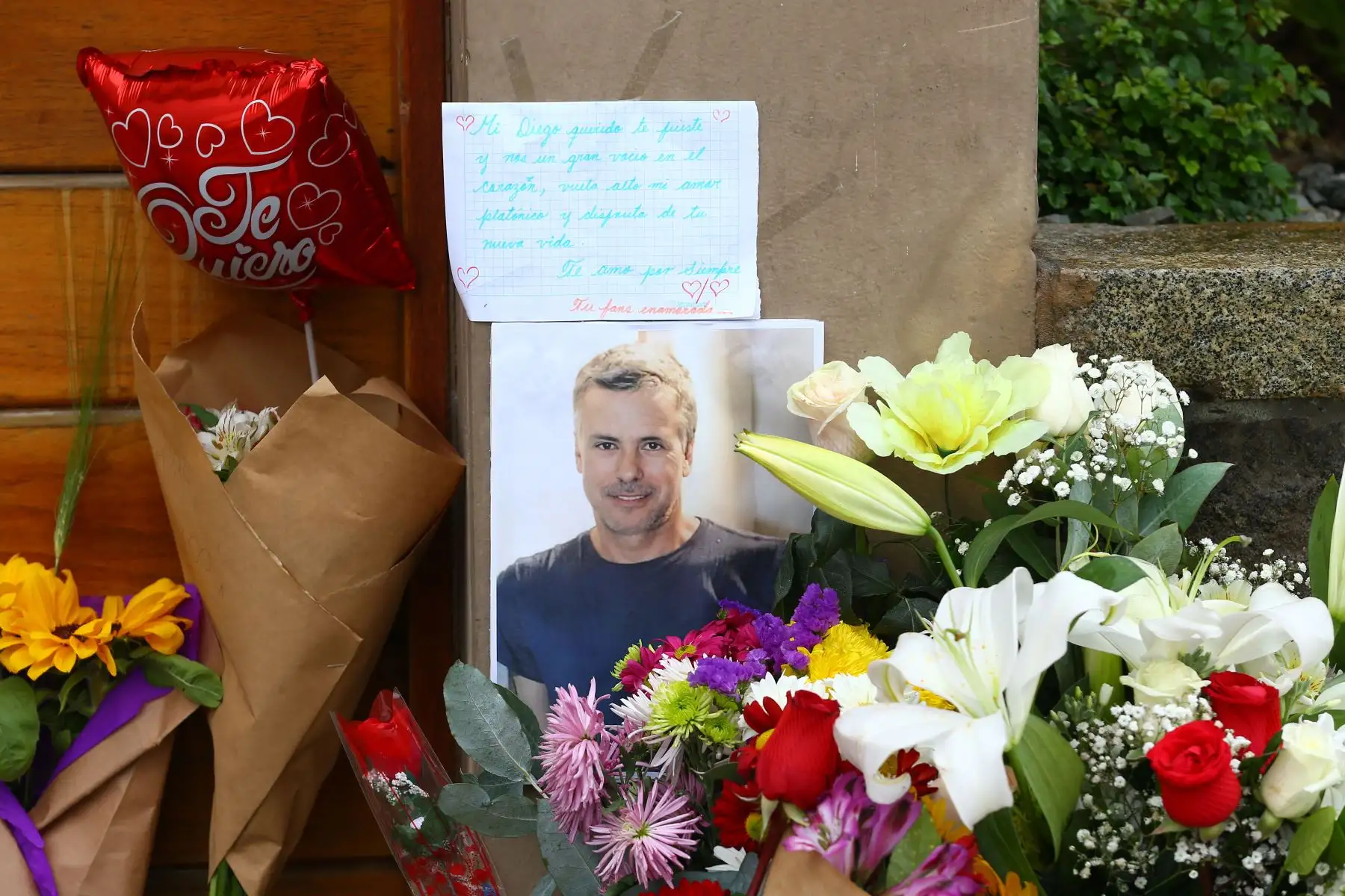 Con flores, tarjetas y mensajes de amor, fans del fallecido actor Diego Bertie le rinden homenaje en la entrada de su domicilio ubicado en el Malecón de la Reserva, en Miraflores.
Foto: ANDINA/Eddy Ramos