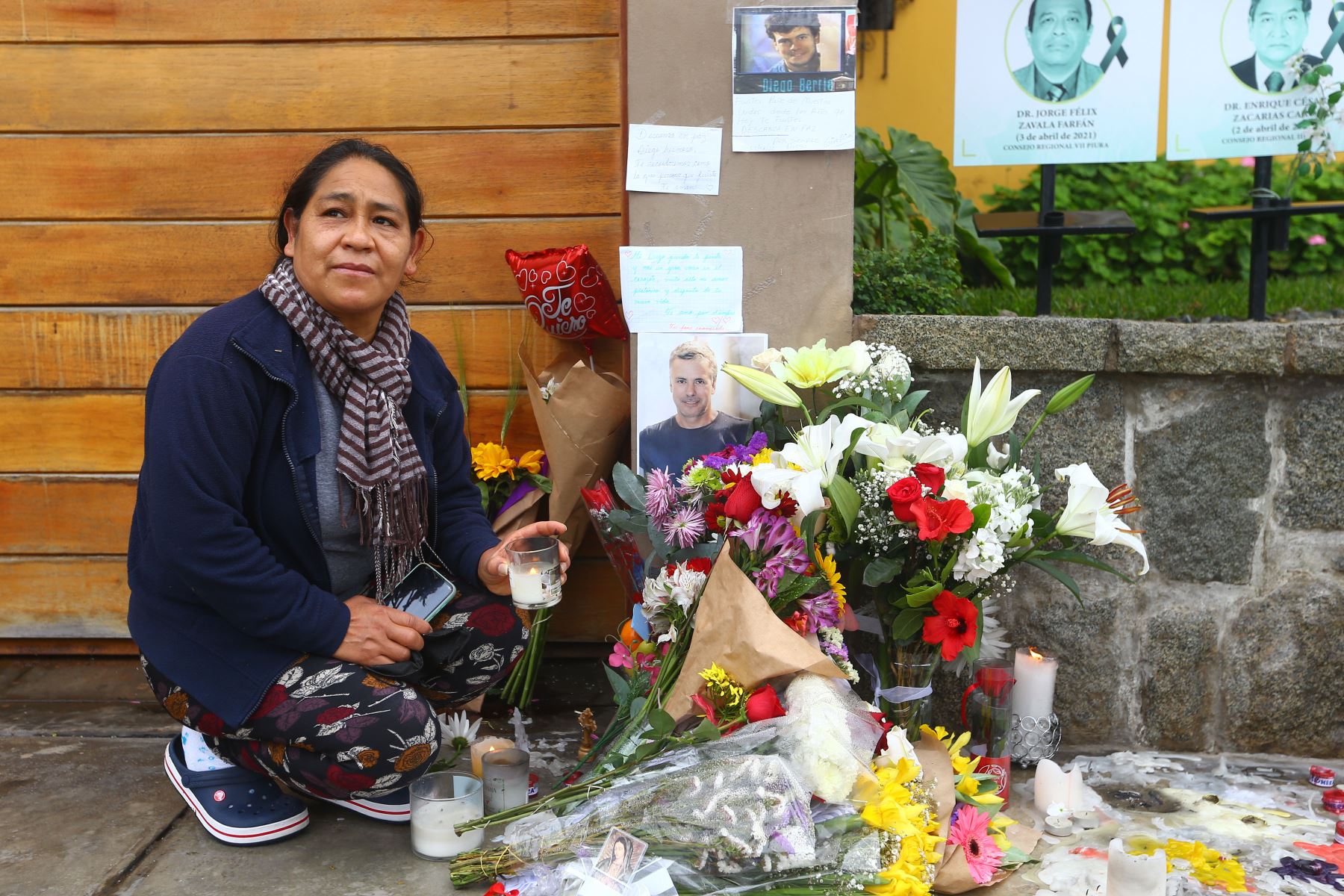 Con flores, tarjetas y mensajes de amor, fans del fallecido actor Diego Bertie le rinden homenaje en la entrada de su domicilio ubicado en el Malecón de la Reserva, en Miraflores.
Foto: ANDINA/Eddy Ramos