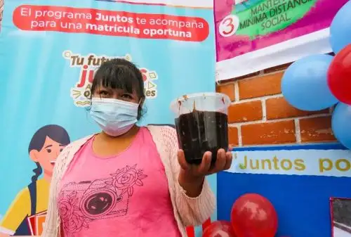 Usuaria del programa Juntos del Midis, Mirian Espada López, de 33 años, vive en el anexo Piedra Blanca en la sierra de Huaura. Es madre de cuatro hijos y conoce muy bien los quehaceres de la casa con énfasis en los postres típicos.
