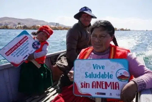 Durante dos días, la comitiva de ambos ministerios visitó establecimientos como el puesto de salud de las islas flotantes de Los Uros para mostrar las principales prestaciones en la prevención y control de la anemia y malnutrición, dirigida a familias con niñas y niños menores de 3 años, mujeres adolescentes, gestantes y puérperas, del lugar.