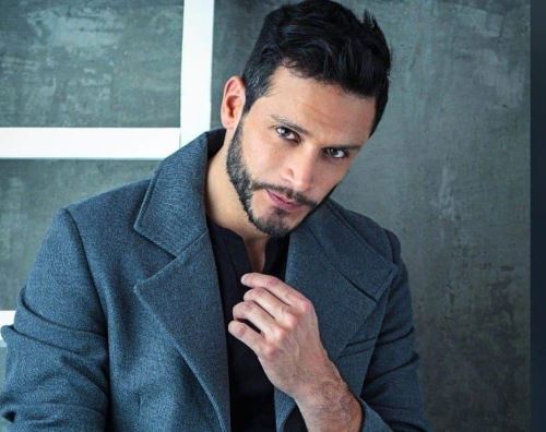 Actor de “Sin senos no hay paraíso” Juan Diego Sánchez arriba a Lima.