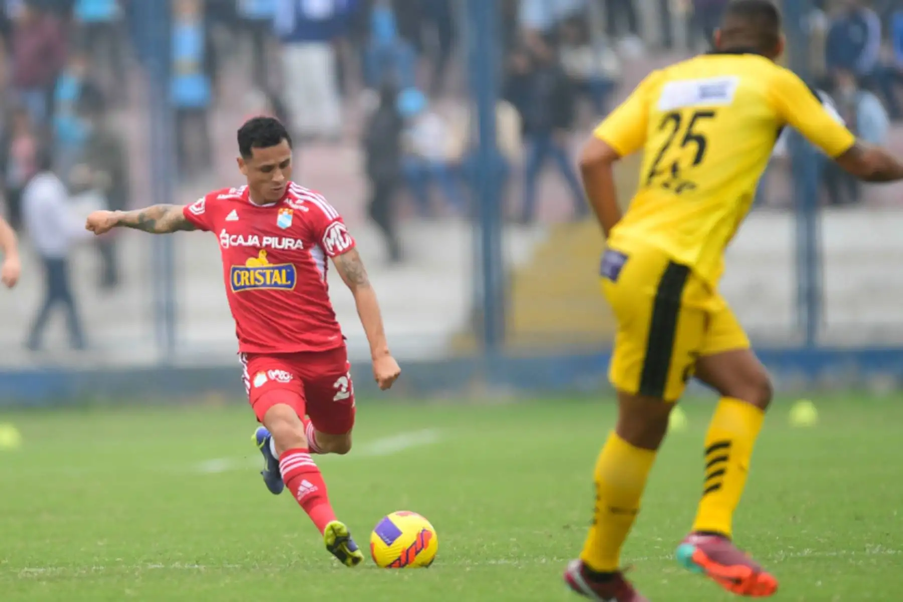 Yosimar Yotún de Sporting Cristal disputa el balón ante jugador de  Cantolao  durante el partido por la sexta fecha de la Liga 1, en el Estadio Iván Elías Moreno. 
Foto: Liga 1
