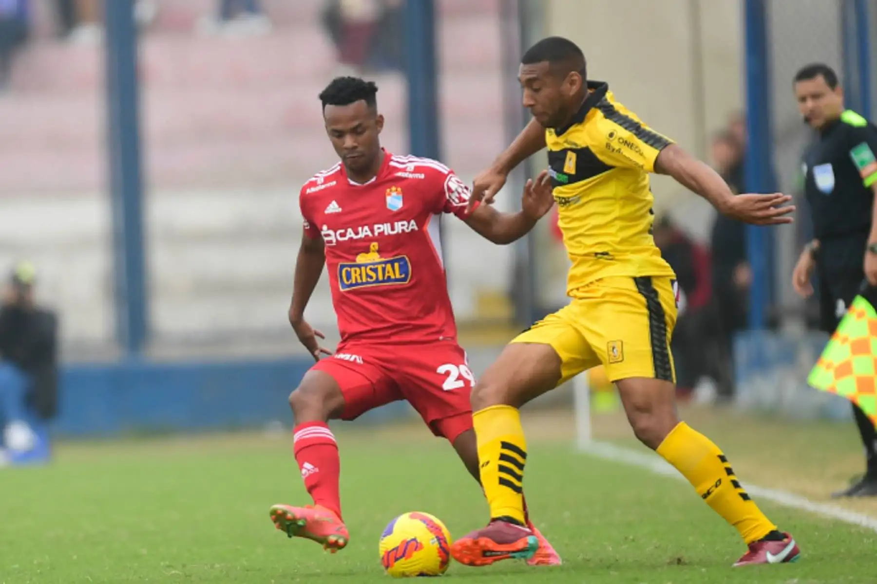 Wilson Loyola de Sporting Cristal disputa el balón ante jugador de  Cantolao  durante el partido por la sexta fecha de la Liga 1, en el Estadio Iván Elías Moreno. 
Foto: Liga 1