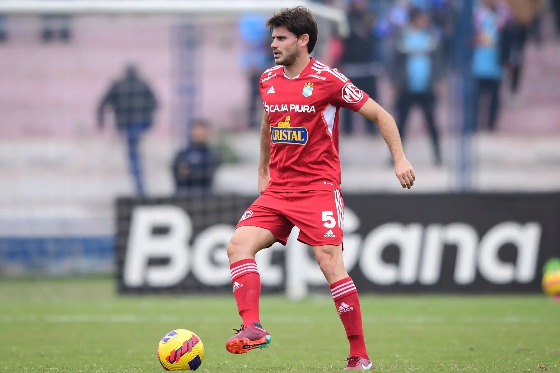 Omar Merlo de Sporting Cristal disputa el balón ante jugador de  Cantolao  durante el partido por la sexta fecha de la Liga 1, en el Estadio Iván Elías Moreno. 
Foto: Liga 1