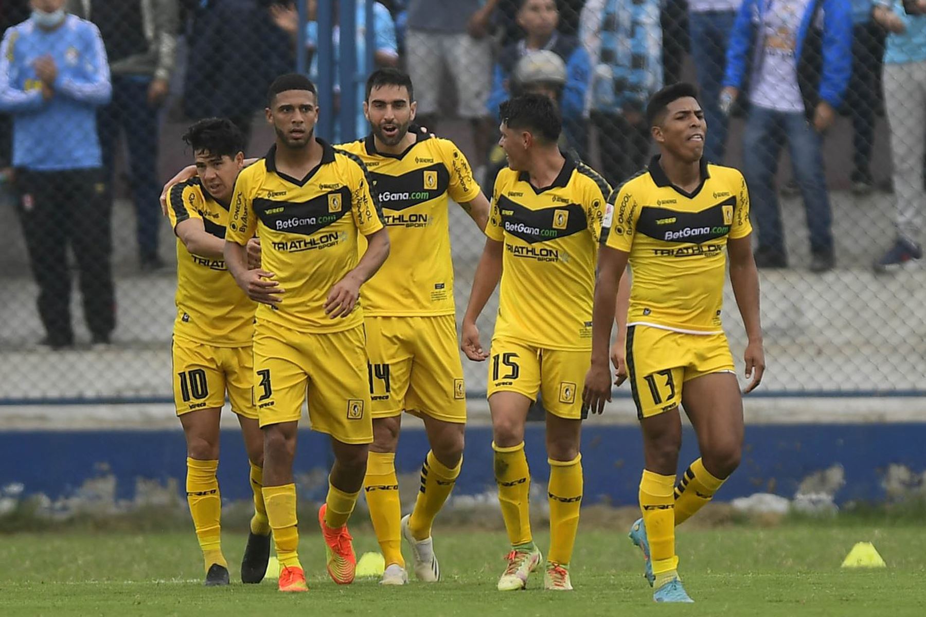 Jugadores de Cantolao celebran un gol anotado ante Sporting Cristal durante el partido por la sexta fecha de la Liga 1, en el Estadio Iván Elías Moreno. 
Foto: Liga 1