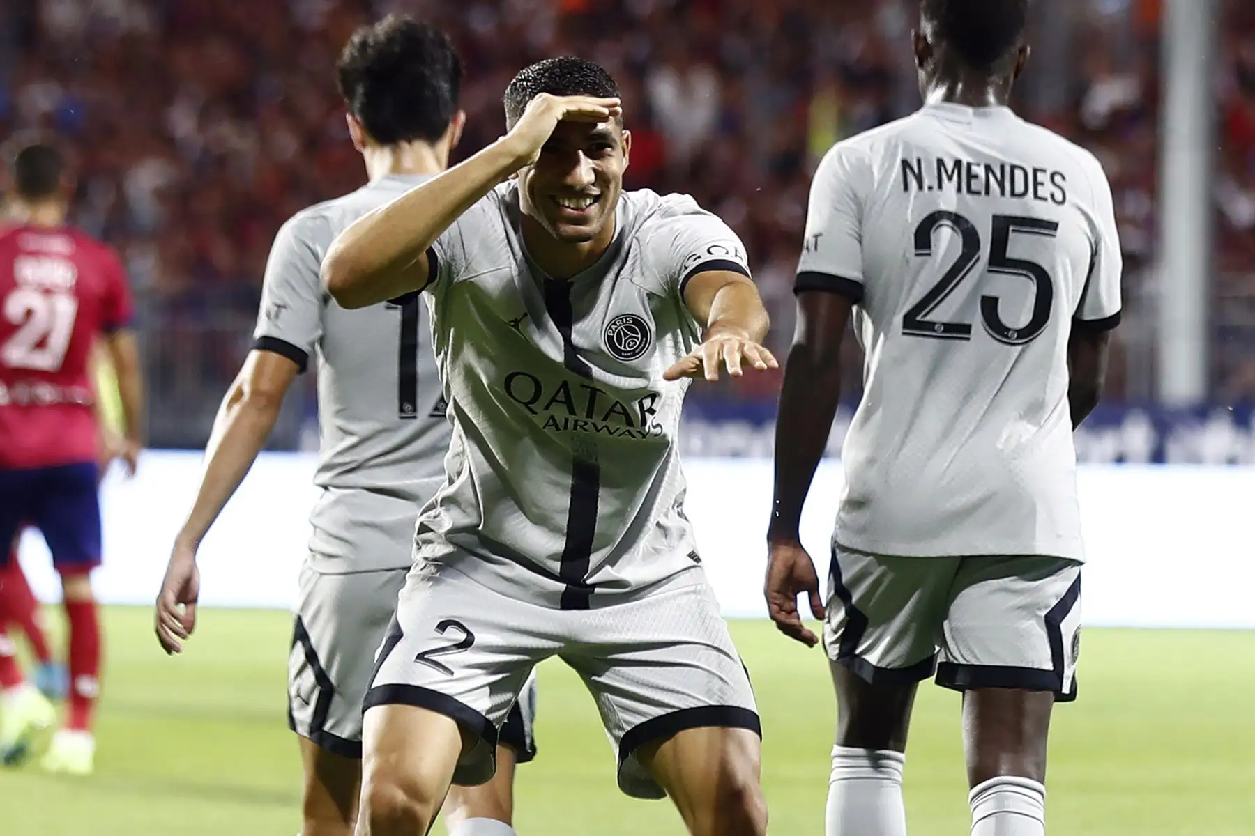 Achraf Hakimi del Paris Saint-Germain celebra tras anotar el 2-0 en el partido de la Ligue 1. Foto: EFE