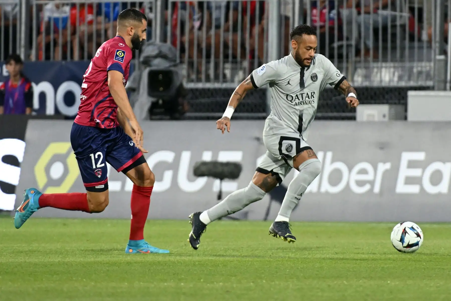 El delantero brasileño de Paris Saint-Germain, Neymar, lucha por el balón con el mediocampista francés de Clermont-Ferrand, Maxime Gonalons, durante el partido de la liga francesa. Foto: AFP