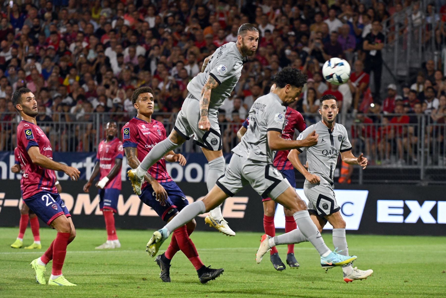 El defensor brasileño de Paris Saint-Germain, Marquinhos, cabecea el balón para marcar un gol durante el partido de la liga francesa. Foto: AFP