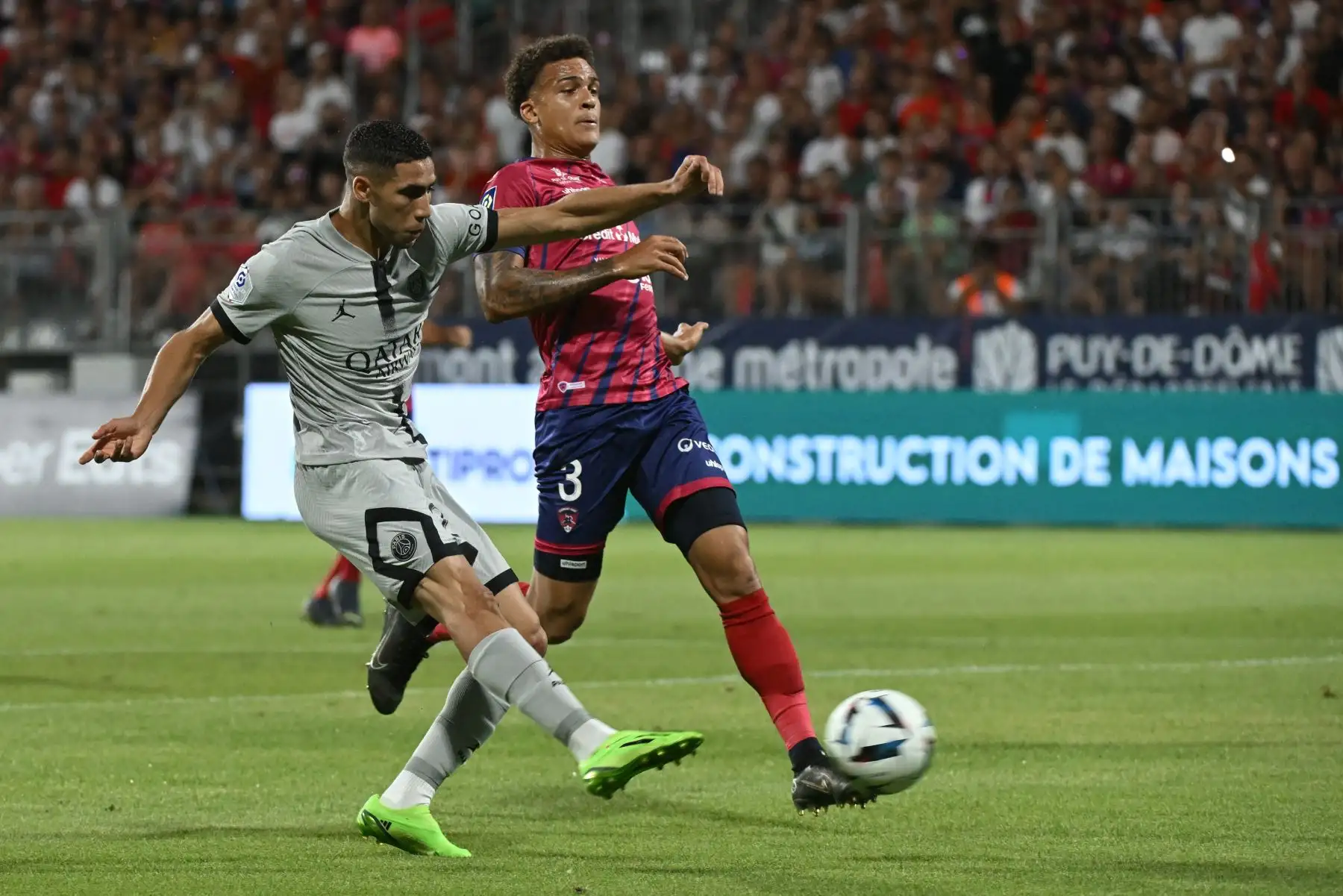 El defensor marroquí del Paris Saint-Germain, Achraf Hakimi, patea el balón para marcar un gol durante el partido de la liga francesa. Foto: AFP