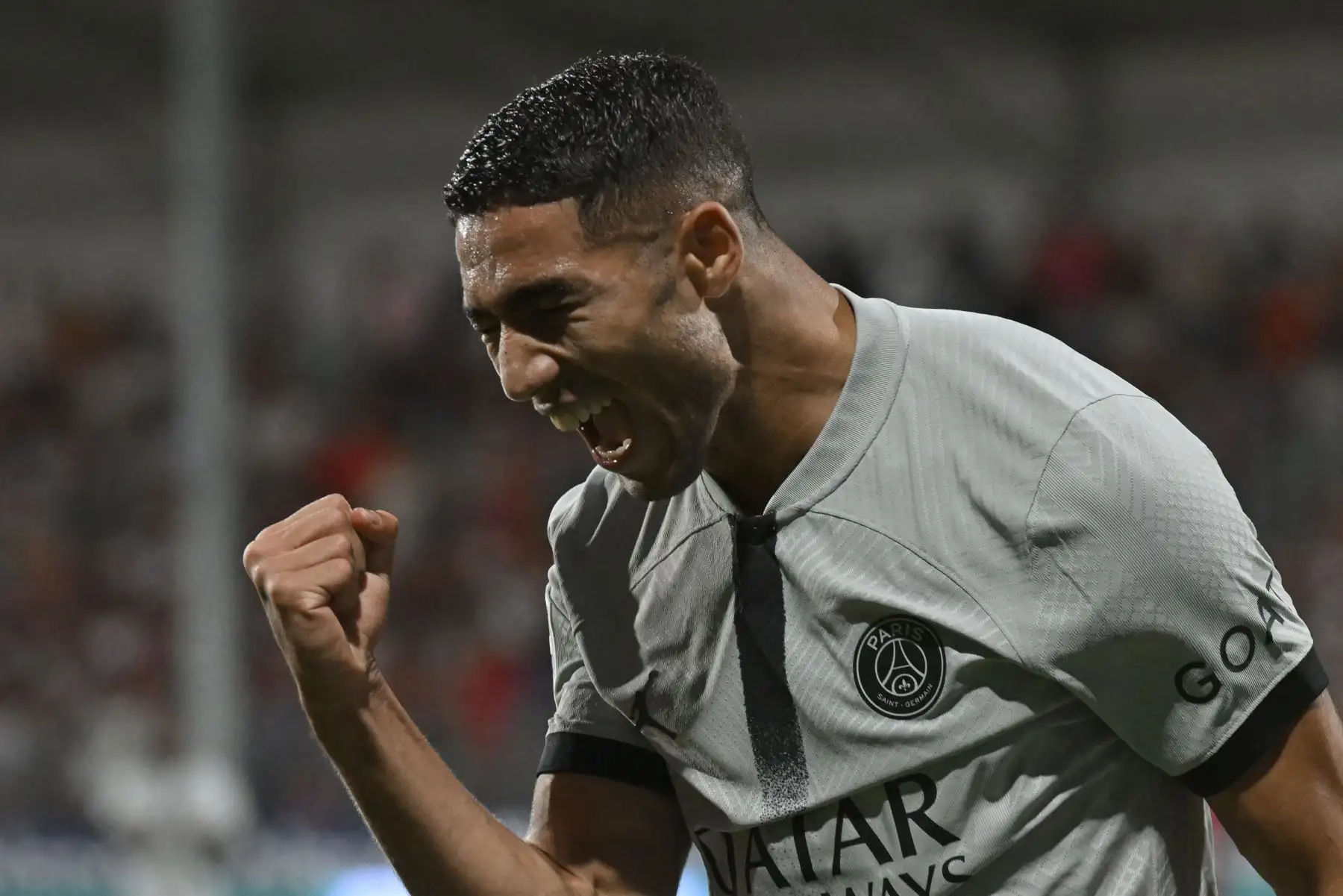 Achraf Hakimi, defensor marroquí de Paris Saint-Germain, celebra después de marcar un gol durante el partido de la liga francesa. Foto: AFP