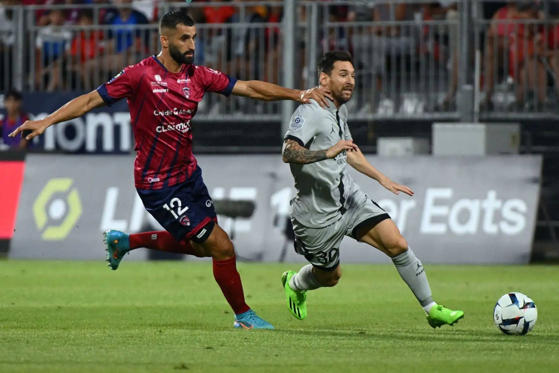 El mediocampista francés de Clermont-Ferrand, Maxime Gonalons, compite con el delantero argentino de Paris Saint-Germain, Lionel Messi, durante el partido de la liga francesa. Foto: AFP