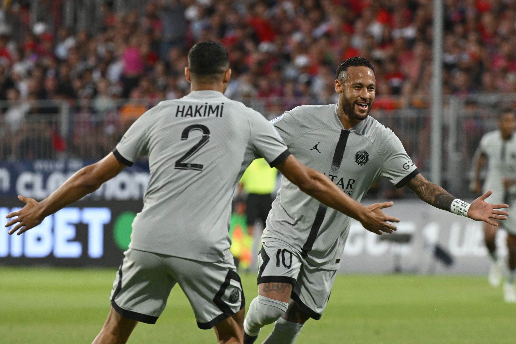 El delantero brasileño de Paris Saint-Germain, Neymar, celebra después de marcar un gol durante el partido de la liga francesa. Foto: AFP