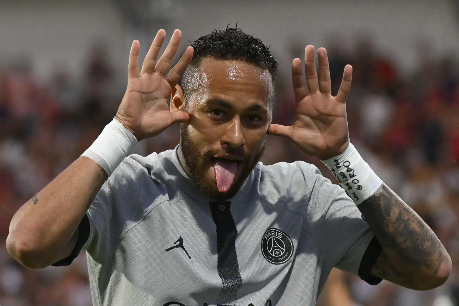 El delantero brasileño de Paris Saint-Germain, Neymar, celebra después de marcar un gol durante el partido de la liga francesa. Foto: AFP