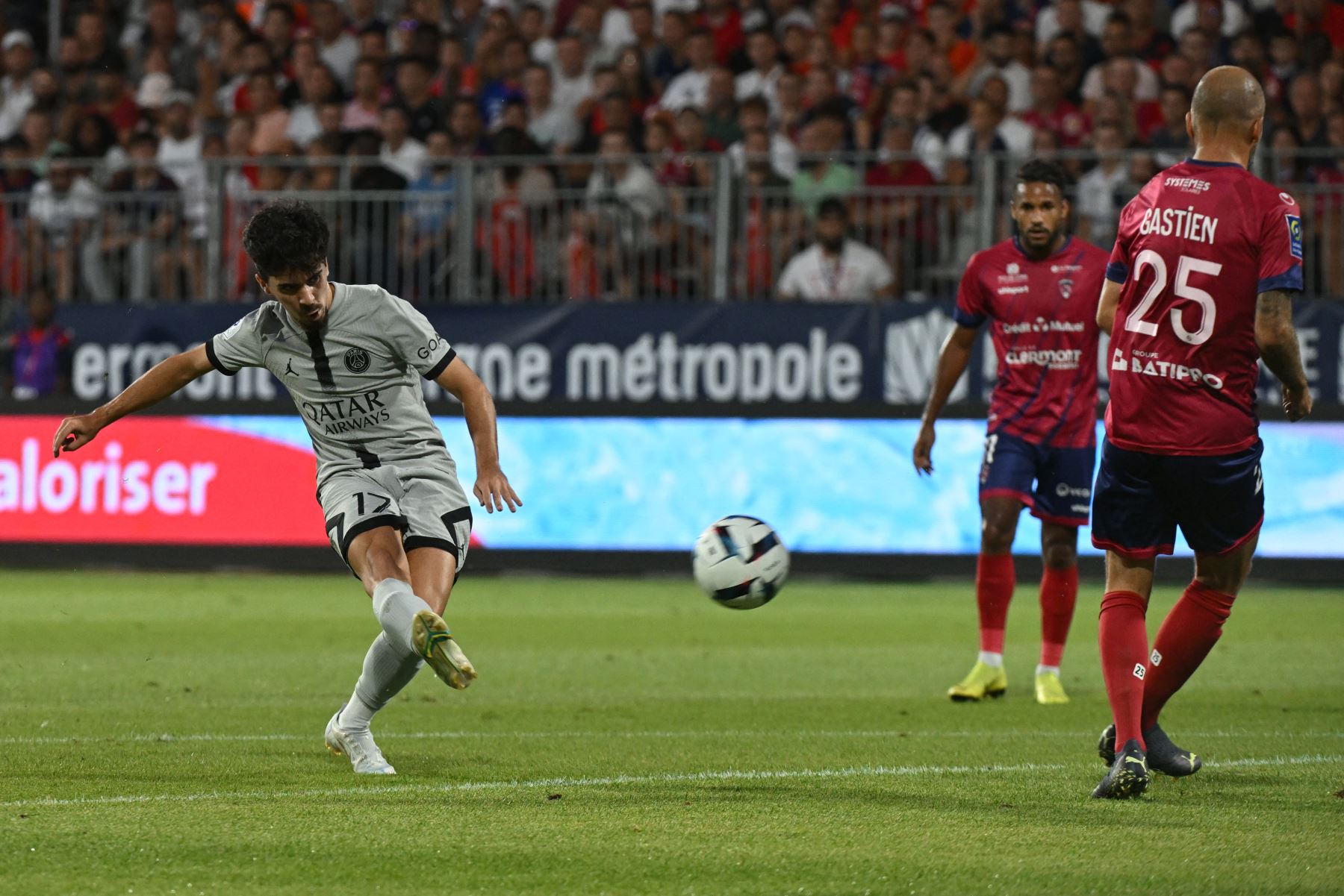 El mediocampista portugués de Paris Saint-Germain Vitinha patea el balón durante el partido de la liga francesa. Foto: AFP