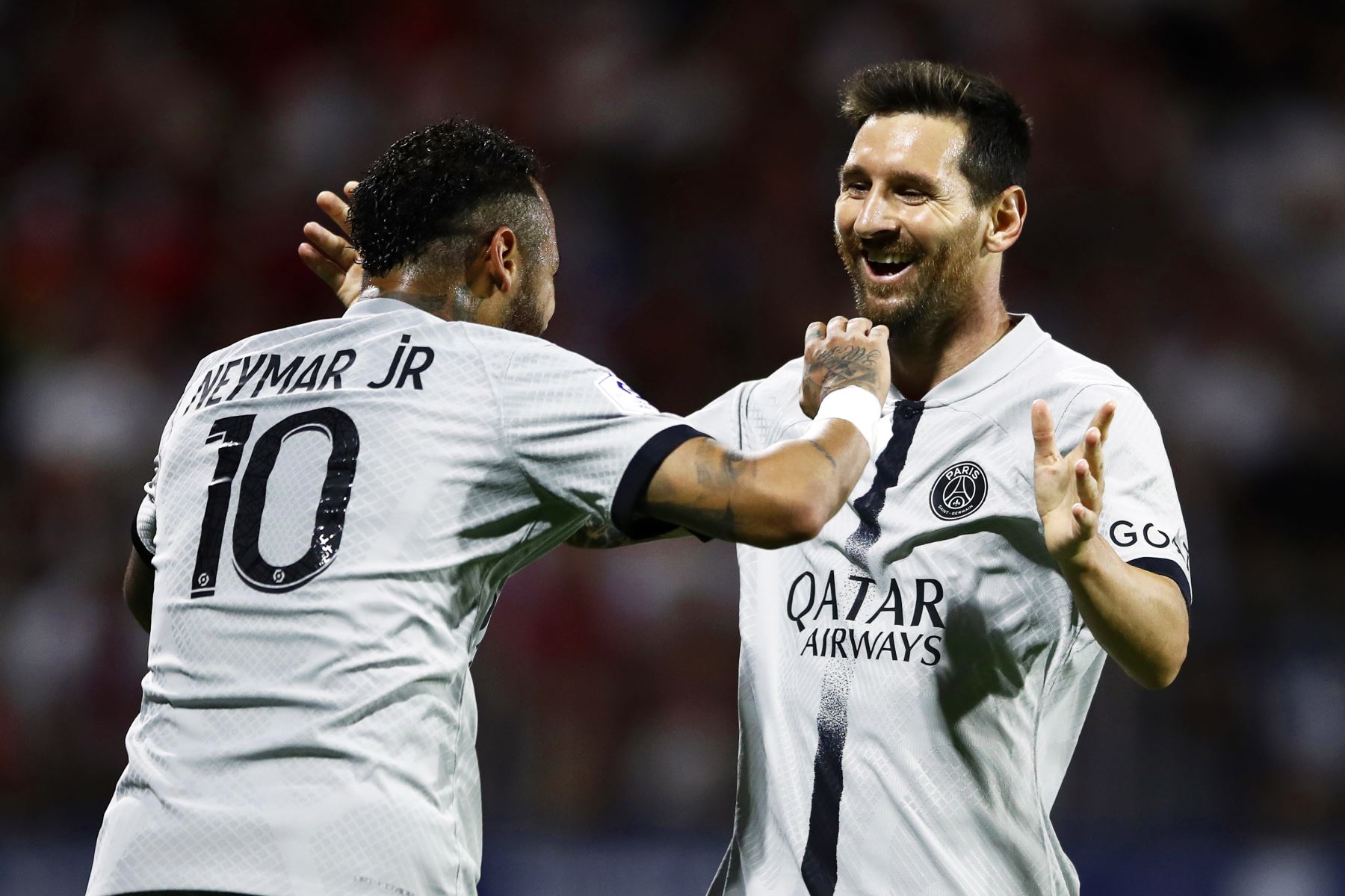 Lionel Messi del Paris Saint-Germain celebra con su compañero Neymar tras anotar la ventaja de 4-0 durante el partido frente a Clermont Foot 63 por la liga francesa. Foto: EFE
