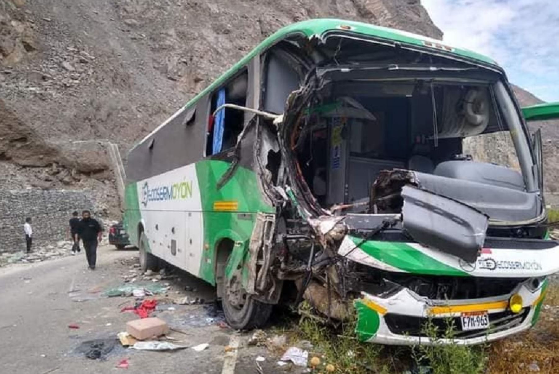 Dos pasajeros heridos de consideración fue el resultado de la colisión de un bus de transporte interprovincial con un muro de contención, a la altura del kilómetro 80 de la carretea Oyón-Lima.