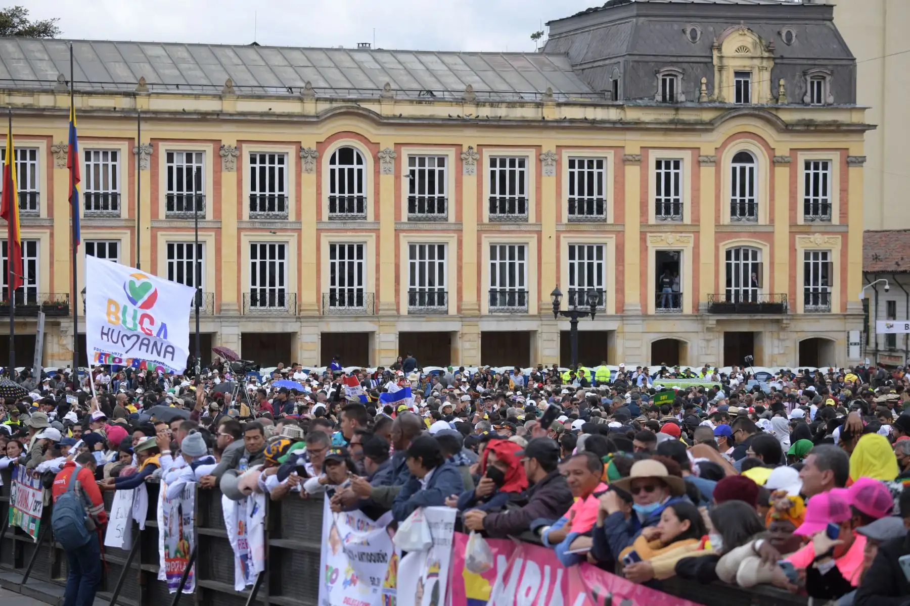 Los partidarios del presidente electo de Colombia, Gustavo Petro, celebran antes de su ceremonia de toma de posesión en la plaza Bolívar de Bogotá.
Foto: AFP