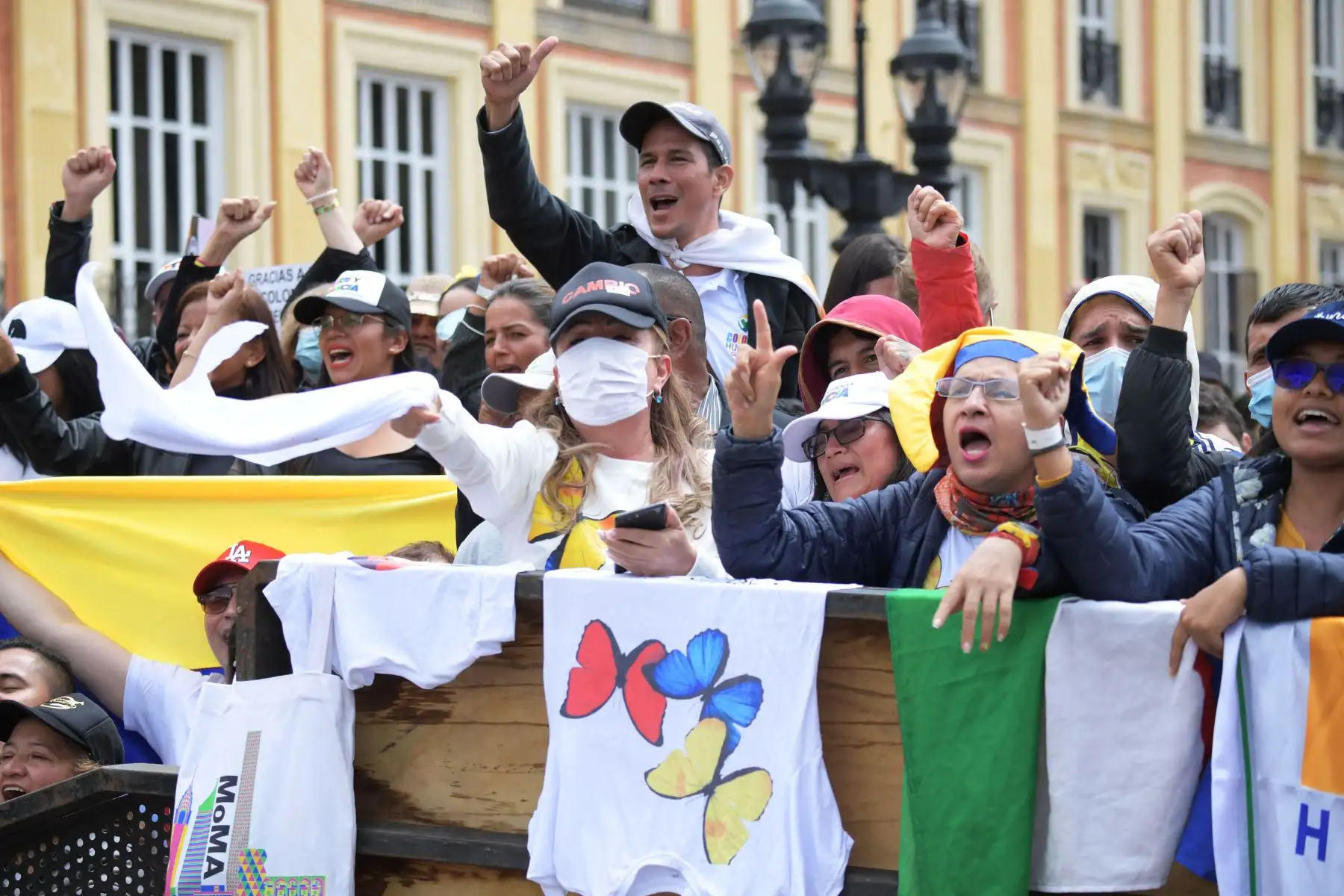 Los partidarios del presidente electo de Colombia, Gustavo Petro, celebran antes de su ceremonia de toma de posesión en la plaza Bolívar de Bogotá.
Foto: AFP