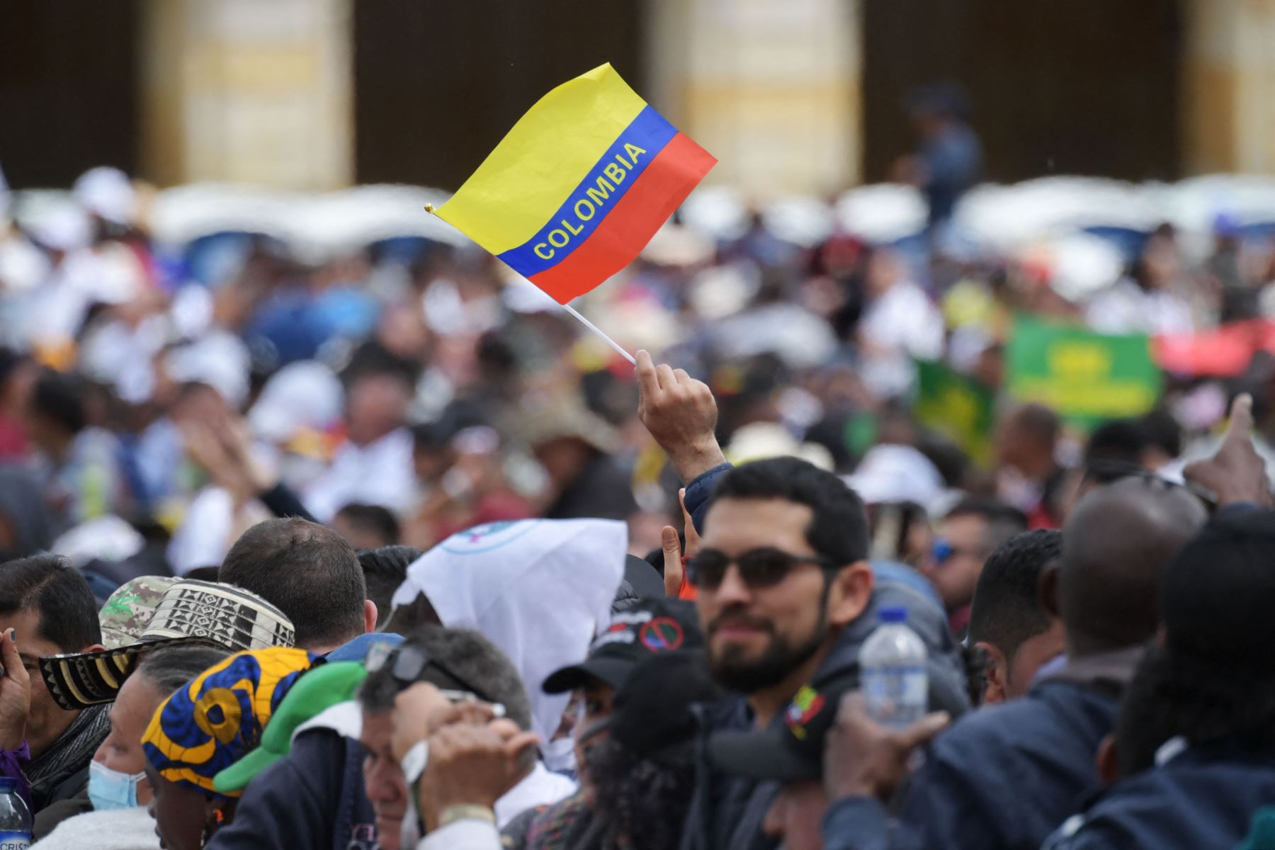 Los partidarios del presidente electo de Colombia, Gustavo Petro, celebran antes de su ceremonia de toma de posesión en la plaza Bolívar de Bogotá.
Foto: AFP
