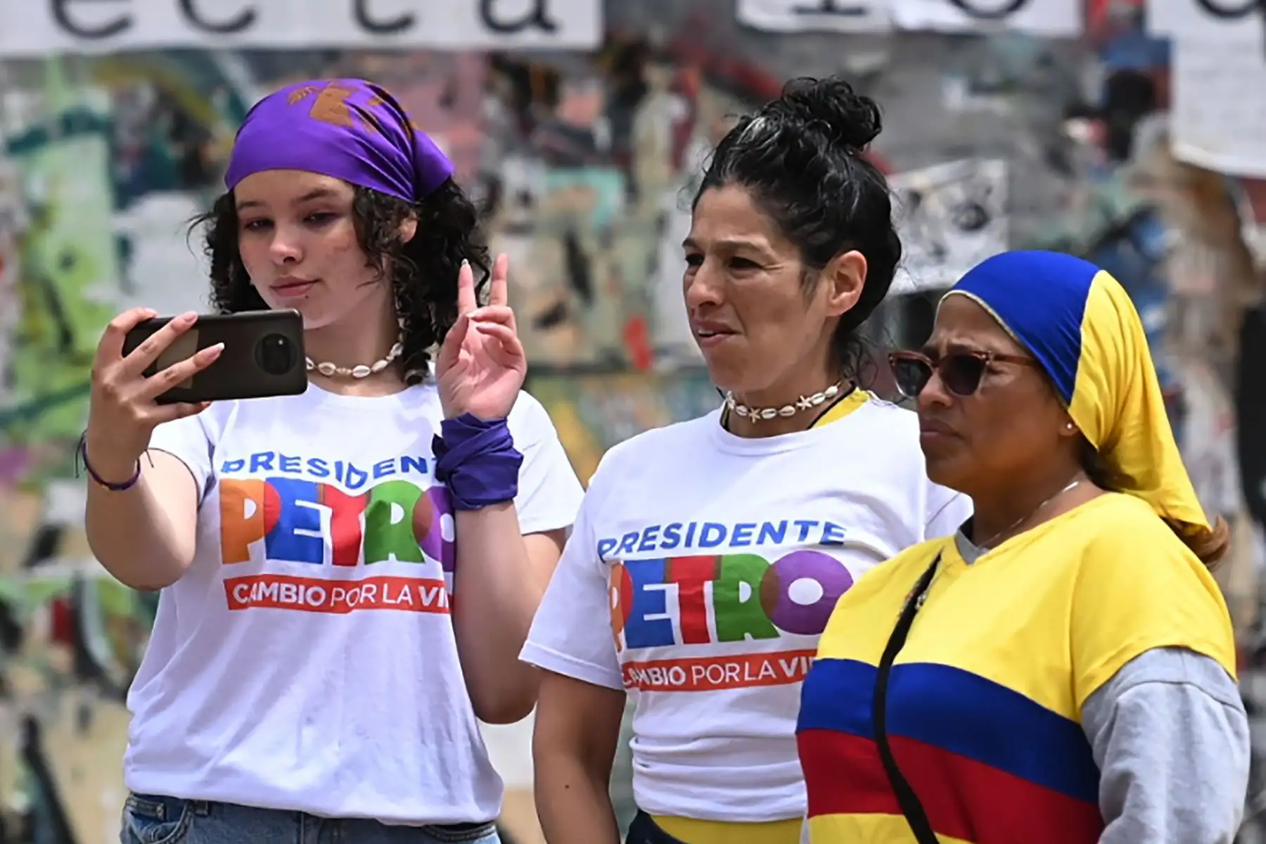 Varias personas se acercan a los alrededores de la Plaza Bolívar para presenciar los actos por la ceremonia de investidura de Gustavo Petro como presidente de Colombia para el período 2022-2026 hoy, en Bogotá.
Foto: EFE