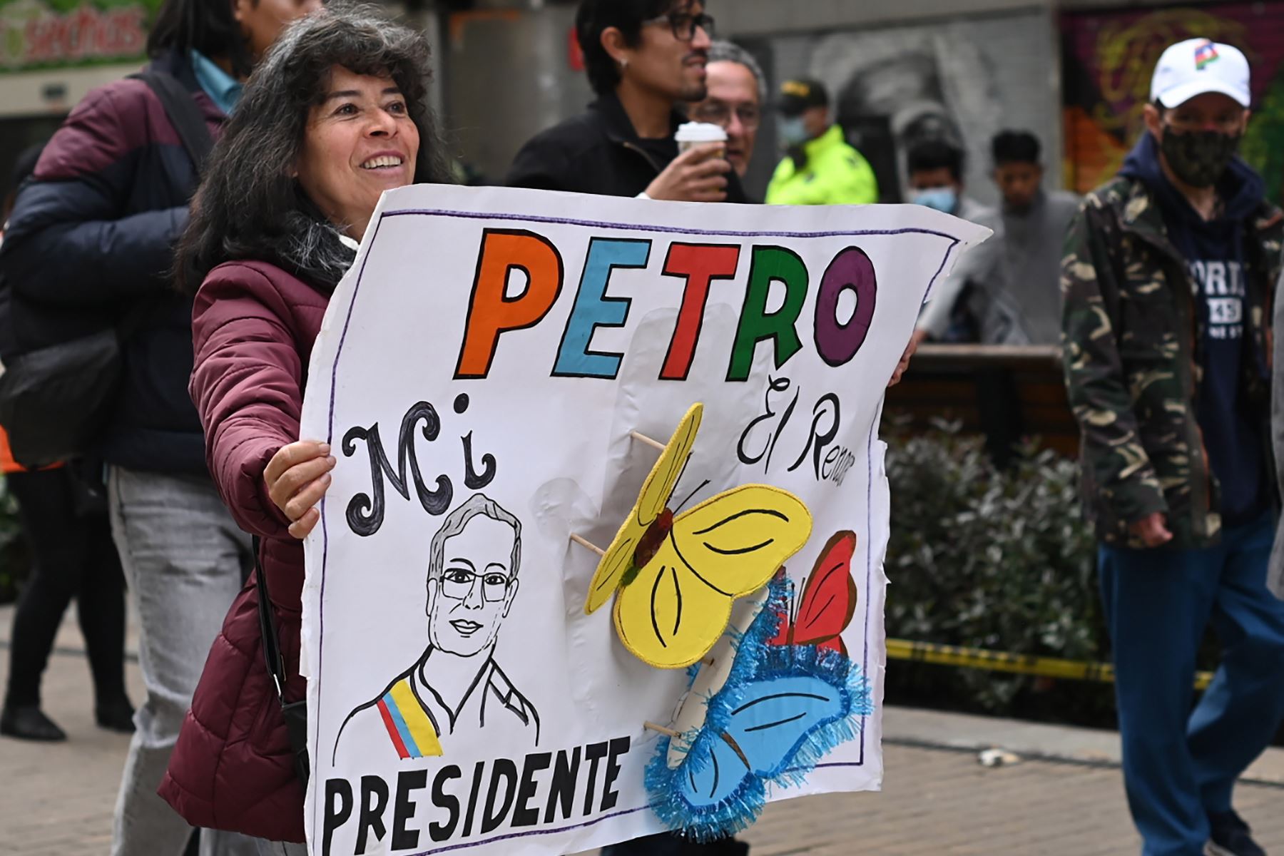 Varias personas se acercan a los alrededores de la Plaza Bolívar para presenciar los actos por la ceremonia de investidura de Gustavo Petro como presidente de Colombia para el período 2022-2026 hoy, en Bogotá.
Foto: EFE