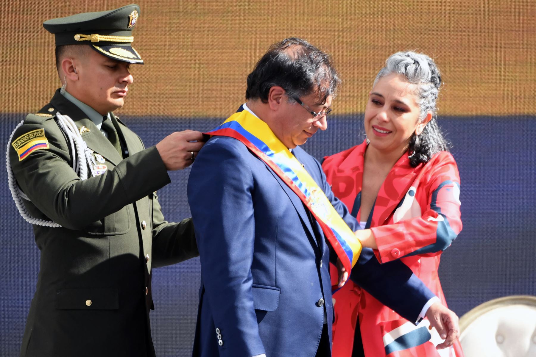 La senadora colombiana María José Pizarro coloca la banda al nuevo presidente de Colombia, Gustavo Petro, durante la ceremonia de toma de posesión, en la Plaza de Bolívar, en Bogotá. Foto: AFP
