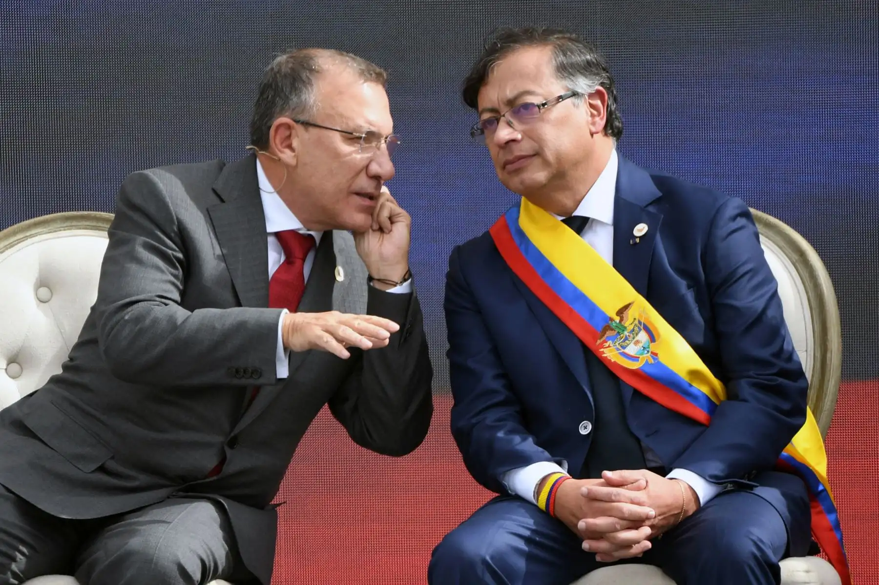 El nuevo presidente de Colombia, Gustavo Petro, conversa con el presidente del Congreso, Roy Barreras, durante la ceremonia de toma de posesión en la Plaza de Bolívar, en Bogotá. Foto: AFP
