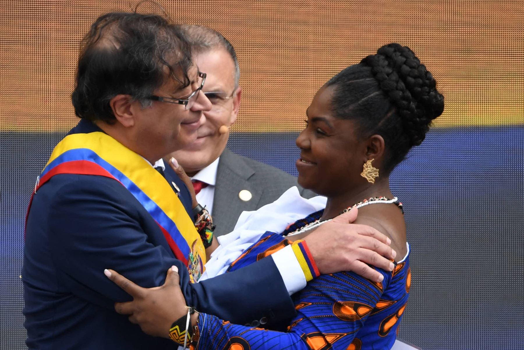 El presidente de Colombia Gustavo Petro y la vicepresidenta Francia Márquez se saludan durante la ceremonia de toma de posesión, en la Plaza de Bolívar en Bogotá. Foto: AFP