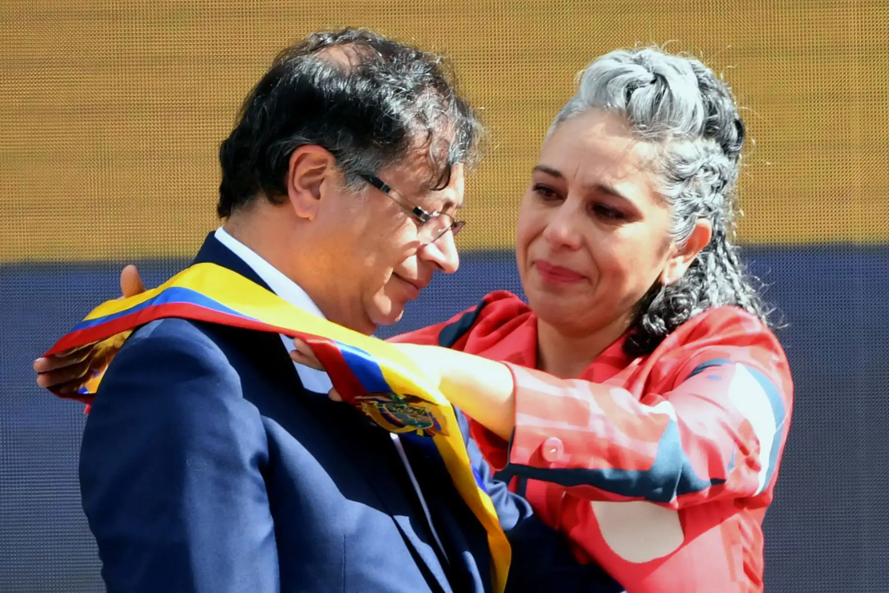 La senadora colombiana María José Pizarro coloca la banda al nuevo presidente de Colombia, Gustavo Petro, durante la ceremonia de toma de posesión, en la Plaza de Bolívar, en Bogotá. Foto: AFP