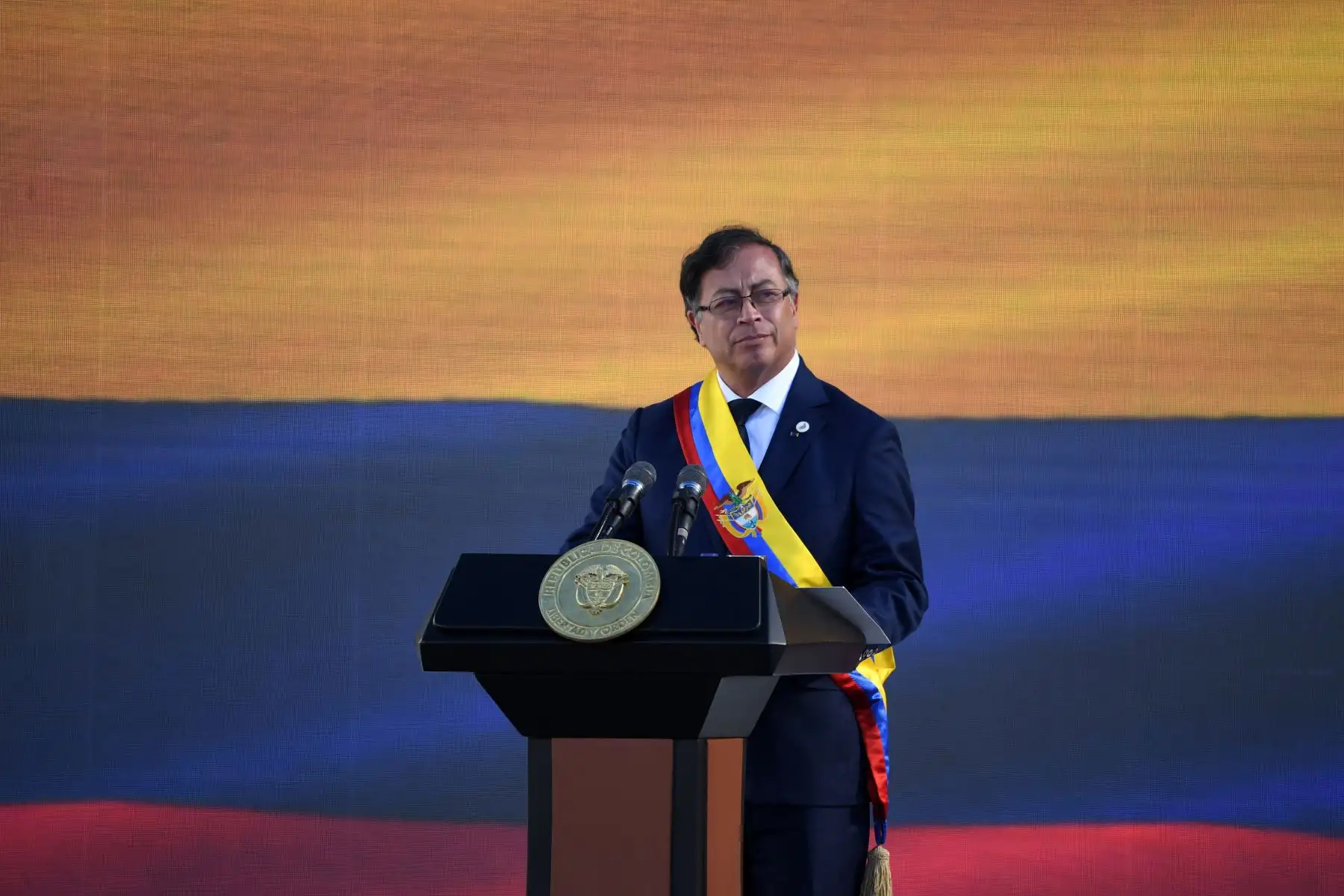 El nuevo presidente de Colombia, Gustavo Petro, pronuncia un discurso después de jurar durante su ceremonia de toma de posesión en la Plaza de Bolívar en Bogotá. Foto: AFP