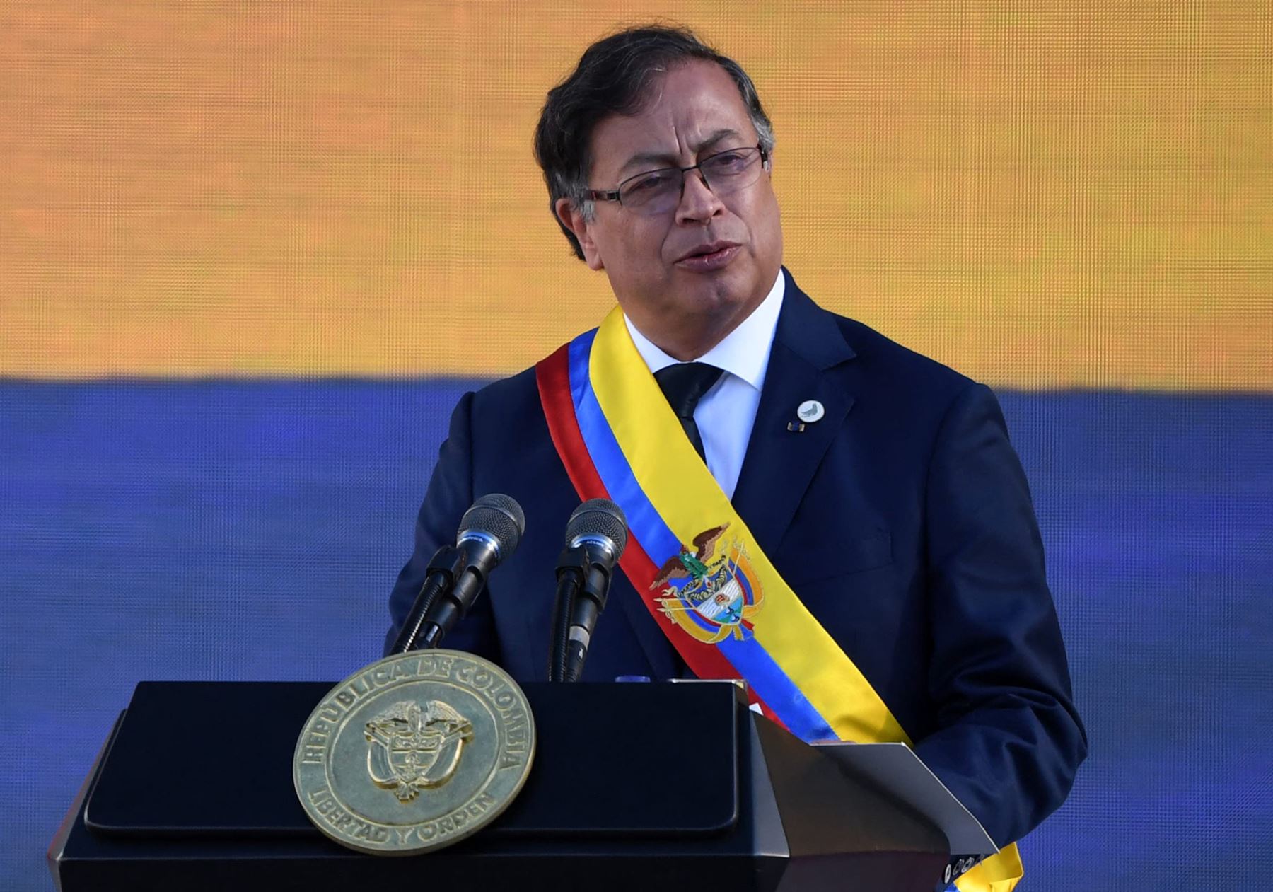 El nuevo presidente de Colombia, Gustavo Petro, pronuncia un discurso después de jurar durante su ceremonia de toma de posesión en la Plaza de Bolívar en Bogotá. Foto: AFP