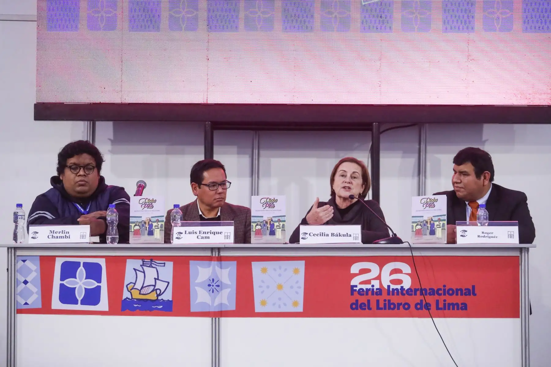 El cineasta e investigador histórico, Luis Enrique Cam, presentó su libro “Dicho en el Perú” en la FIL Lima 2022. Lo acompaña la historiadora, Cecilia Bákula; el profesor e historiador, Merlin Chambi y el gerente de Servicios Gráficos y del Fondo Editorial de Editora Perú, Roger Rodríguez. Foto: ANDINA/Renato Pajuelo