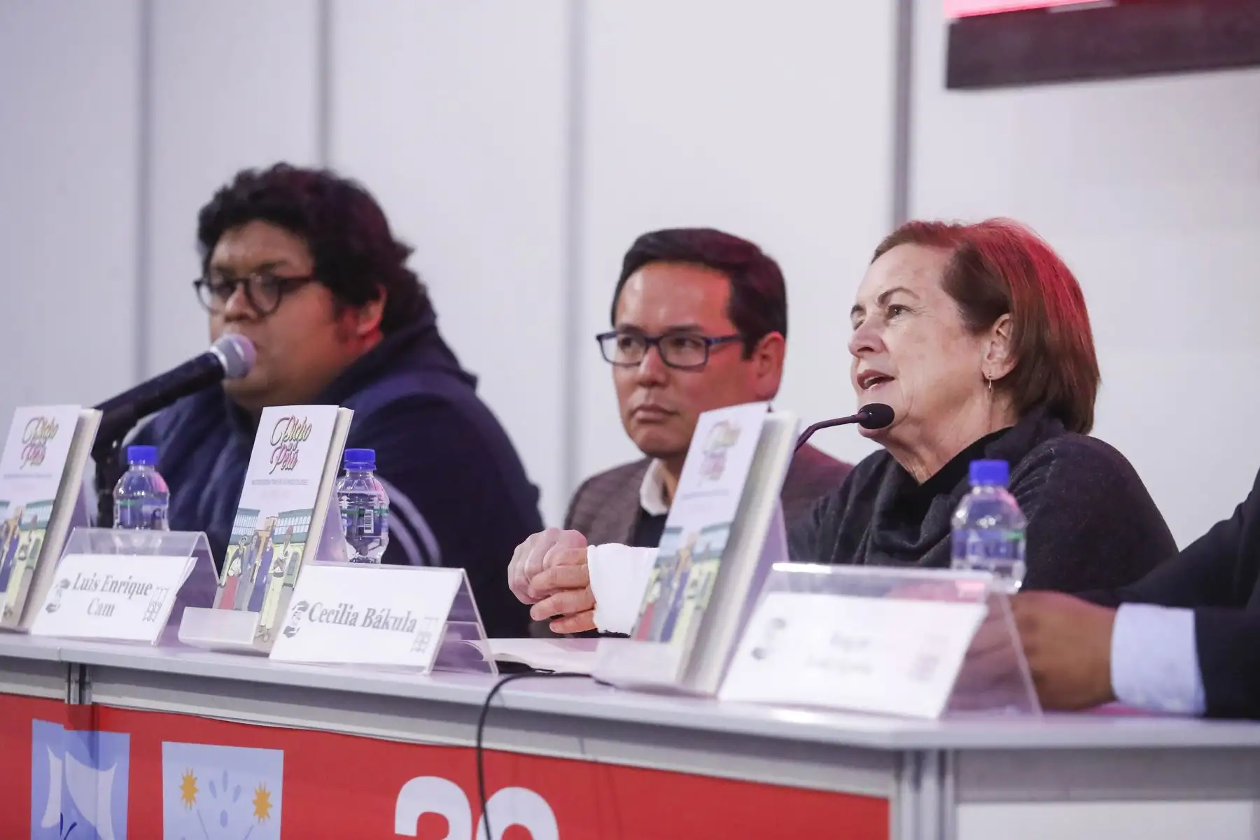 El cineasta e investigador histórico, Luis Enrique Cam, presentó su libro “Dicho en el Perú” en la FIL Lima 2022. Lo acompaña la historiadora, Cecilia Bákula; el profesor e historiador, Merlin Chambi y el gerente de Servicios Gráficos y del Fondo Editorial de Editora Perú, Roger Rodríguez. Foto: ANDINA/Renato Pajuelo