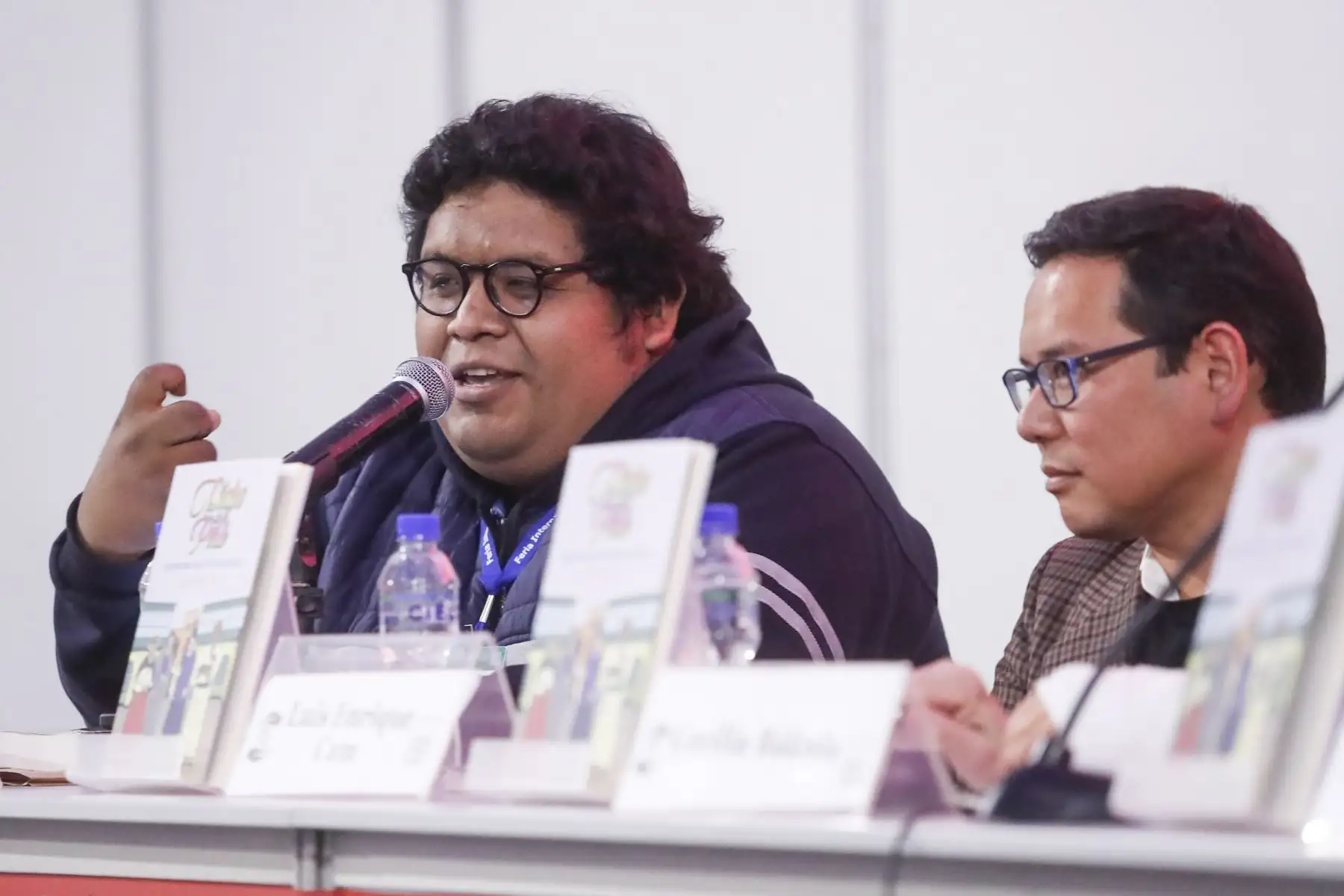 El cineasta e investigador histórico, Luis Enrique Cam, presentó su libro “Dicho en el Perú” en la FIL Lima 2022. Lo acompaña la historiadora, Cecilia Bákula; el profesor e historiador, Merlin Chambi y el gerente de Servicios Gráficos y del Fondo Editorial de Editora Perú, Roger Rodríguez. Foto: ANDINA/Renato Pajuelo
