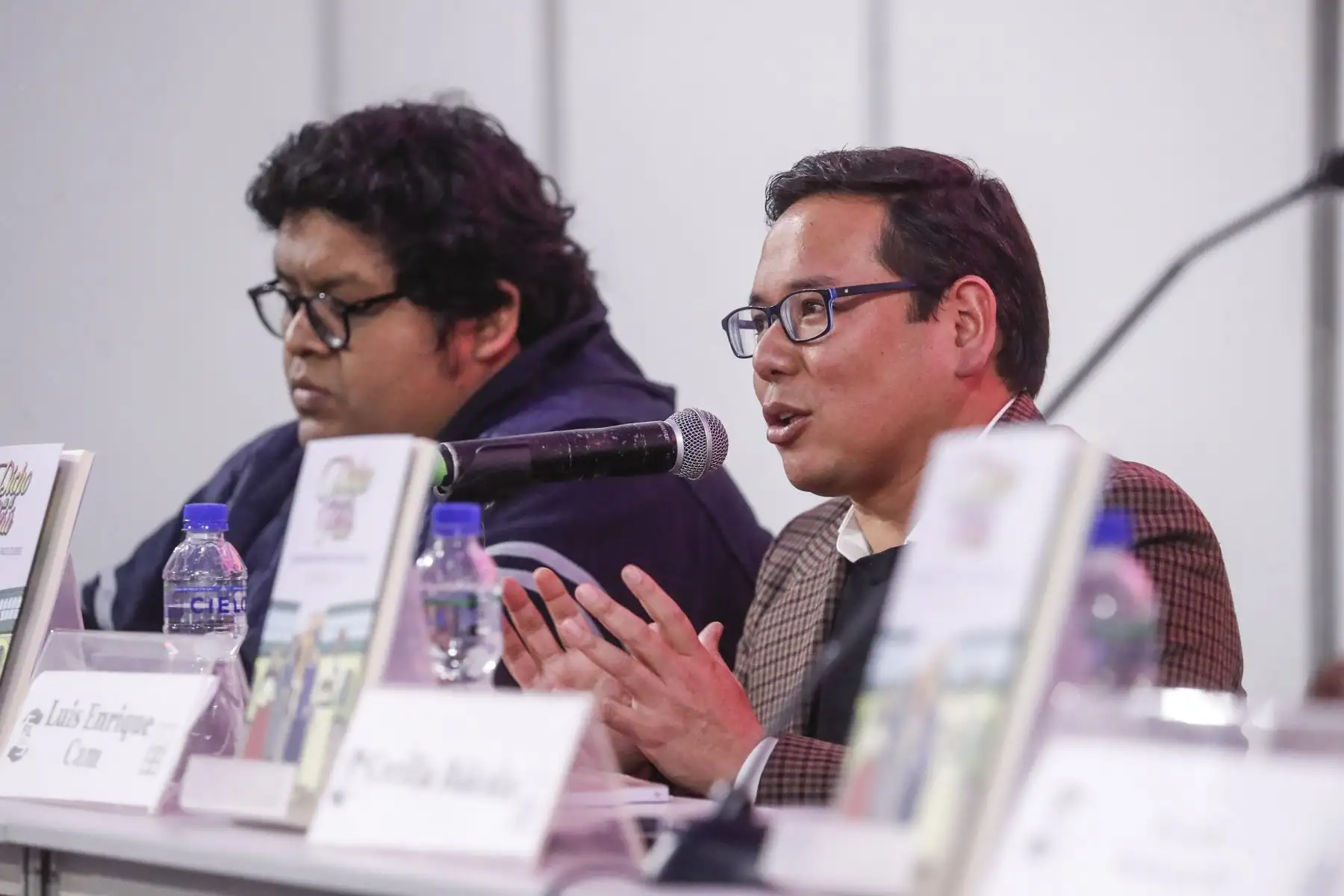 El cineasta e investigador histórico, Luis Enrique Cam, presentó su libro “Dicho en el Perú” en la FIL Lima 2022. Foto: ANDINA/Renato Pajuelo