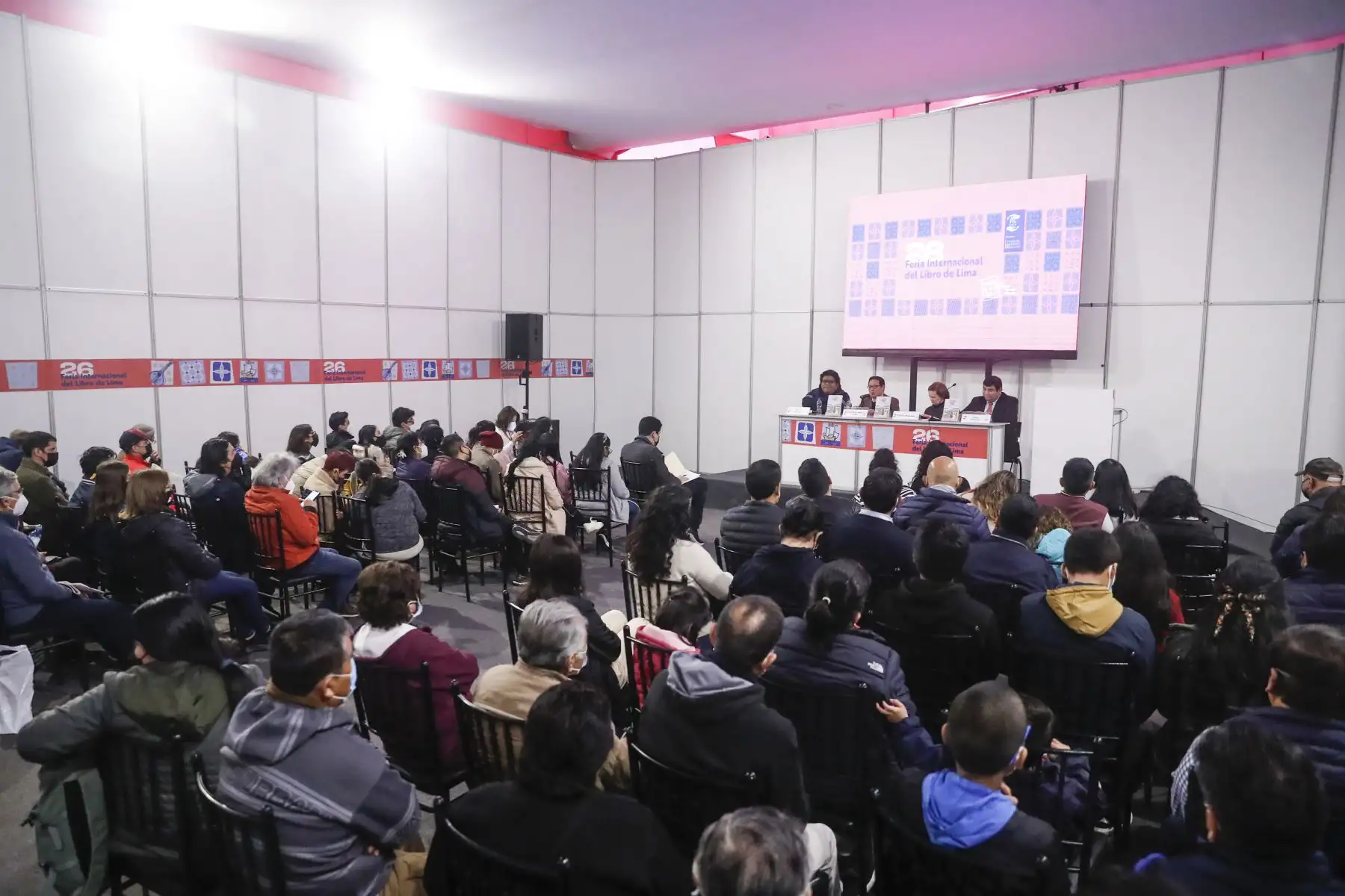 El cineasta e investigador histórico, Luis Enrique Cam, presentó su libro “Dicho en el Perú” en la FIL Lima 2022. Lo acompaña la historiadora, Cecilia Bákula; el profesor e historiador, Merlin Chambi y el gerente de Servicios Gráficos y del Fondo Editorial de Editora Perú, Roger Rodríguez. Foto: ANDINA/Renato Pajuelo