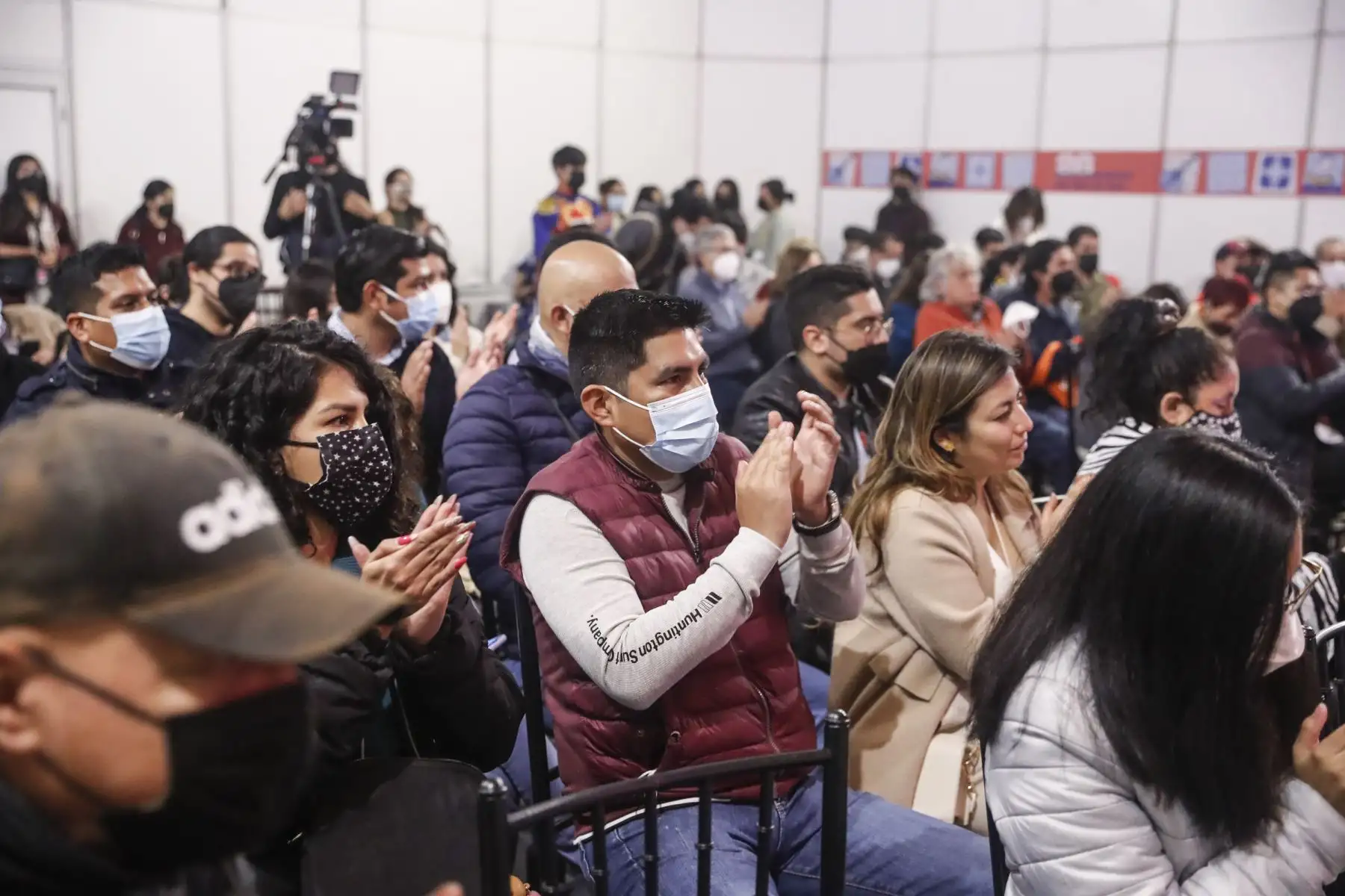 El cineasta e investigador histórico, Luis Enrique Cam, presentó su libro “Dicho en el Perú” en la FIL Lima 2022. Foto: ANDINA/Renato Pajuelo