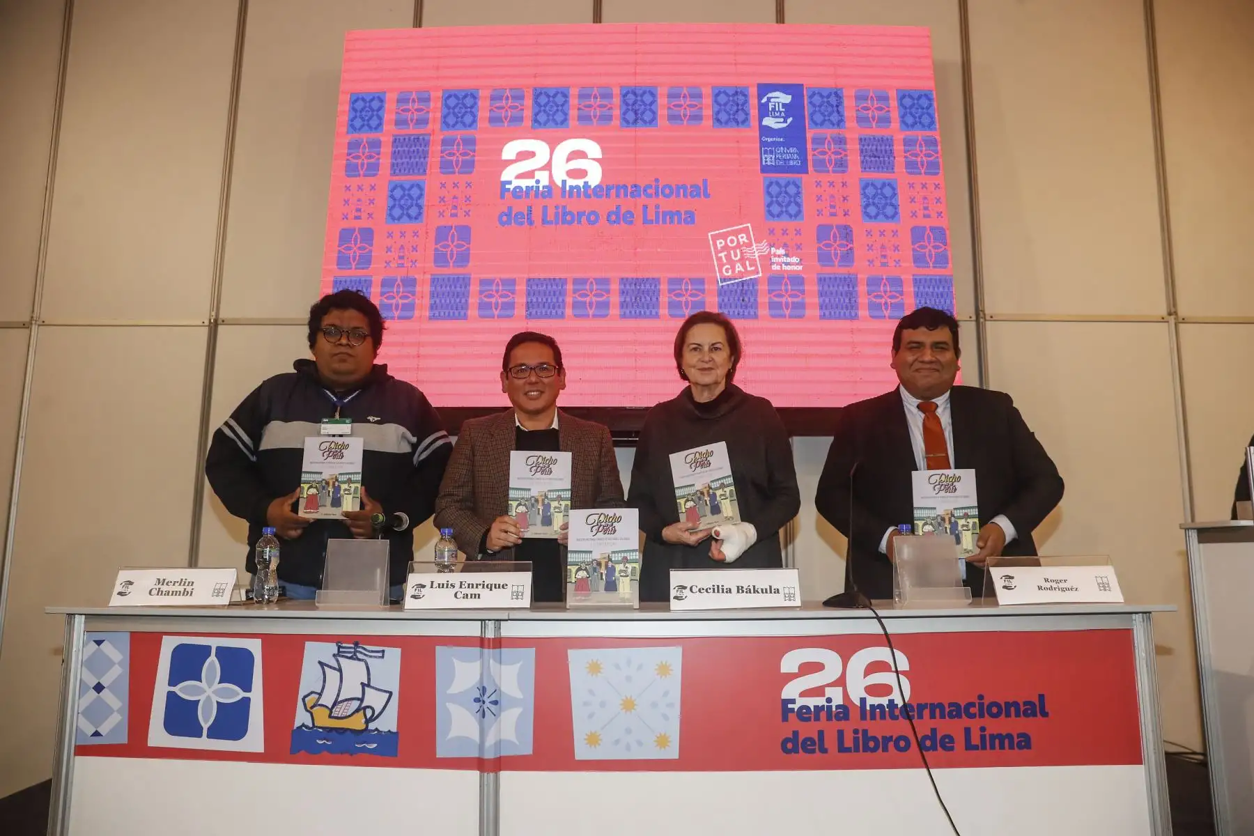 El cineasta e investigador histórico, Luis Enrique Cam, presentó su libro “Dicho en el Perú” en la FIL Lima 2022. Lo acompaña la historiadora, Cecilia Bákula; el profesor e historiador, Merlin Chambi y el gerente de Servicios Gráficos y del Fondo Editorial de Editora Perú, Roger Rodríguez. Foto: ANDINA/Renato Pajuelo