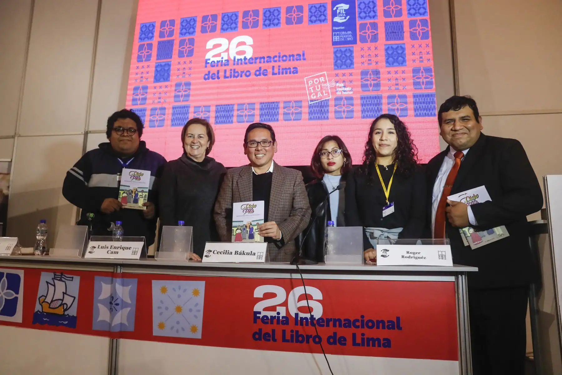 El cineasta e investigador histórico, Luis Enrique Cam, presentó su libro "Dicho en el Perú" en la FIL Lima 2022. Lo acompaña la historiadora, Cecilia Bákula; el profesor e historiador, Merlin Chambi y el gerente de Servicios Gráficos y del Fondo Editorial de Editora Perú, Roger Rodríguez. Foto: ANDINA/Renato Pajuelo