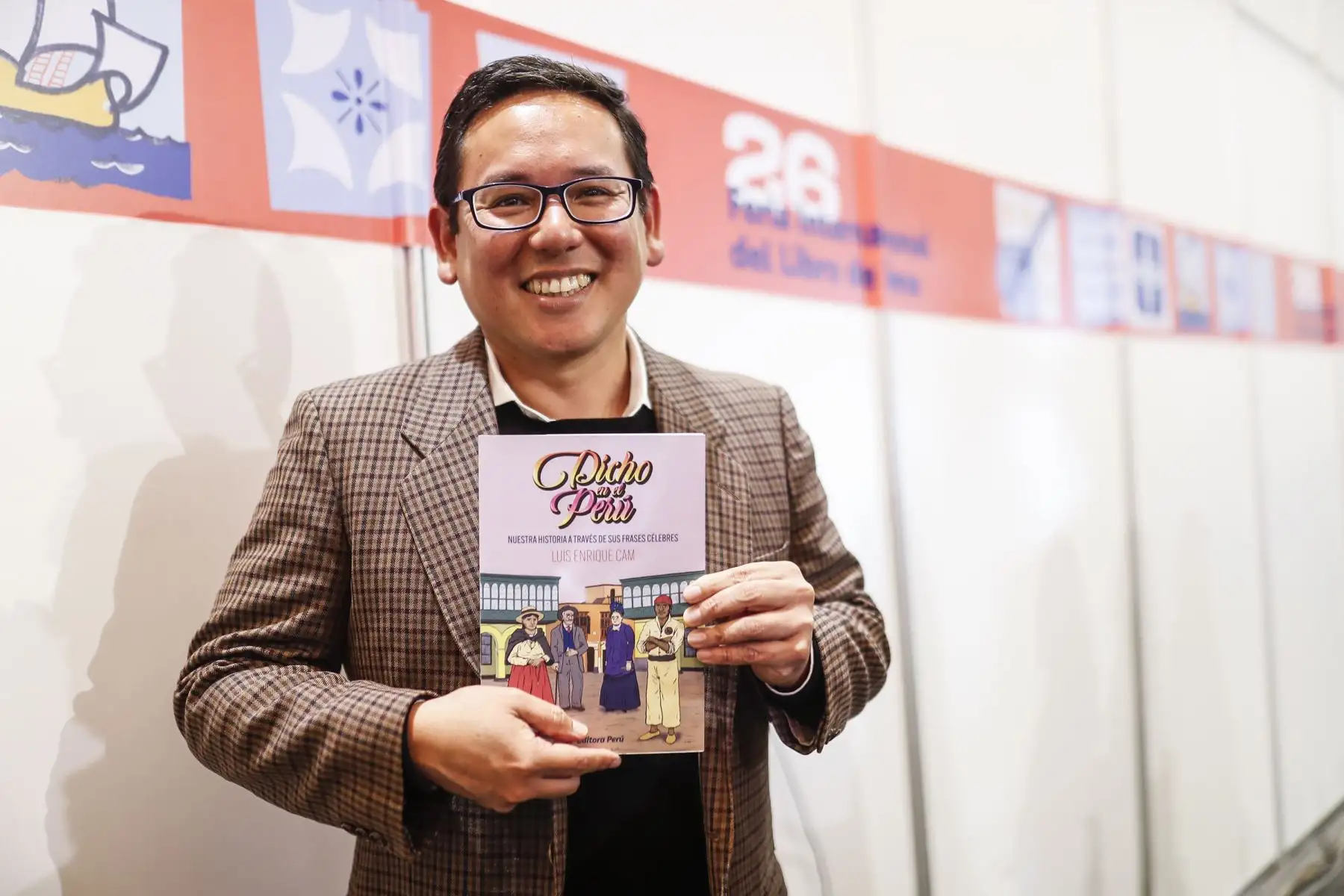 El cineasta e investigador histórico, Luis Enrique Cam, presentó su libro “Dicho en el Perú” en la FIL Lima 2022. Foto: ANDINA/Renato Pajuelo