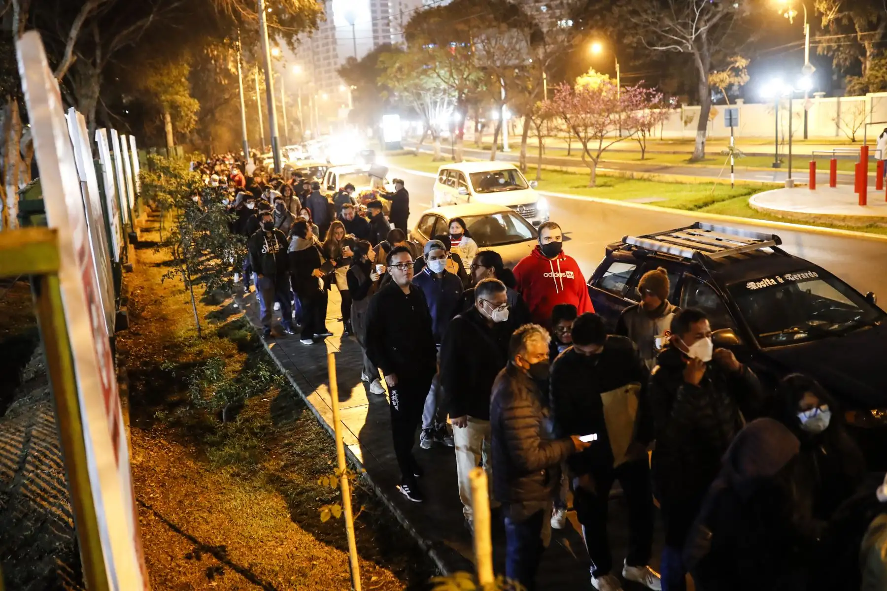 Un gran número de personas continúa llegando este último domingo a la FIL Lima 2022, en el Parque Próceres de la Independencia, en Jesús María. Foto: ANDINA/Renato Pajuelo
