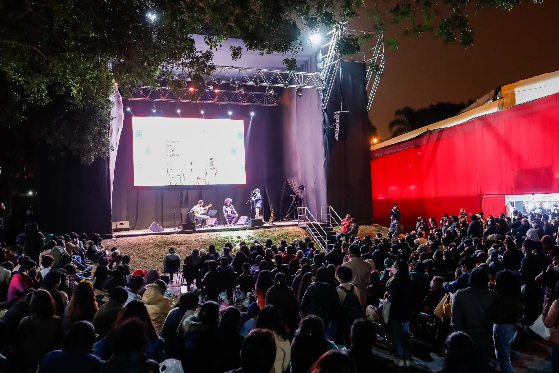 Así se vive el último día de la FIL Lima 2022, en el Parque Próceres de la Independencia, en Jesús María. La feria cerró con una Noche musical de Brasil. Foto: ANDINA/Renato Pajuelo