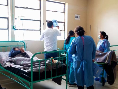 Los ocho heridos que dejó ayer la caída de una combi a un abismo en Chugur reciben atención en el hospital José Soto Cadenillas de Hualgayoc, región Cajamarca. ANDINA/Difusión