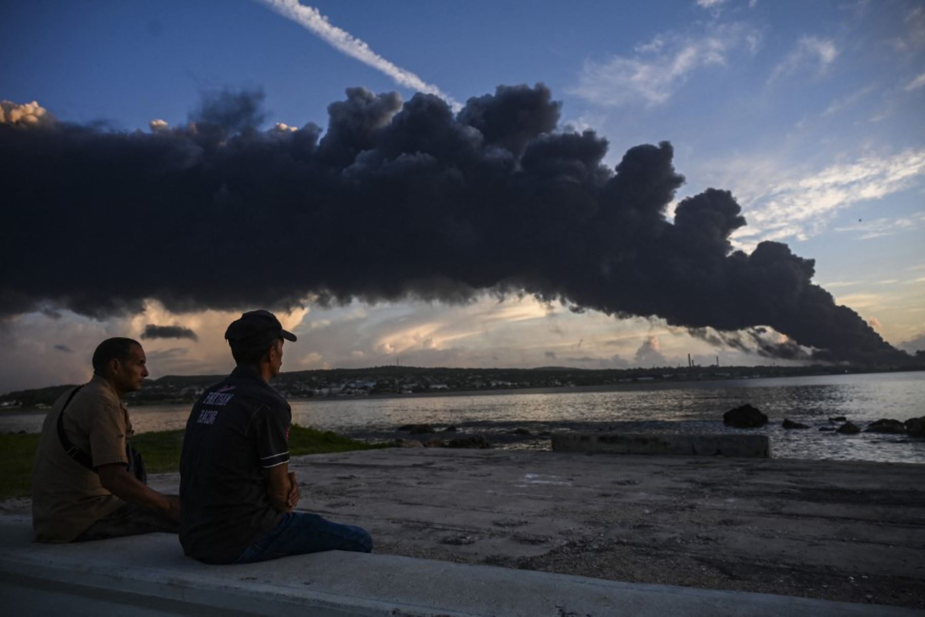 El humo negro que se eleva desde un incendio masivo en un depósito de combustible provocado por un rayo en Matanzas, Cuba. Foto: AFP