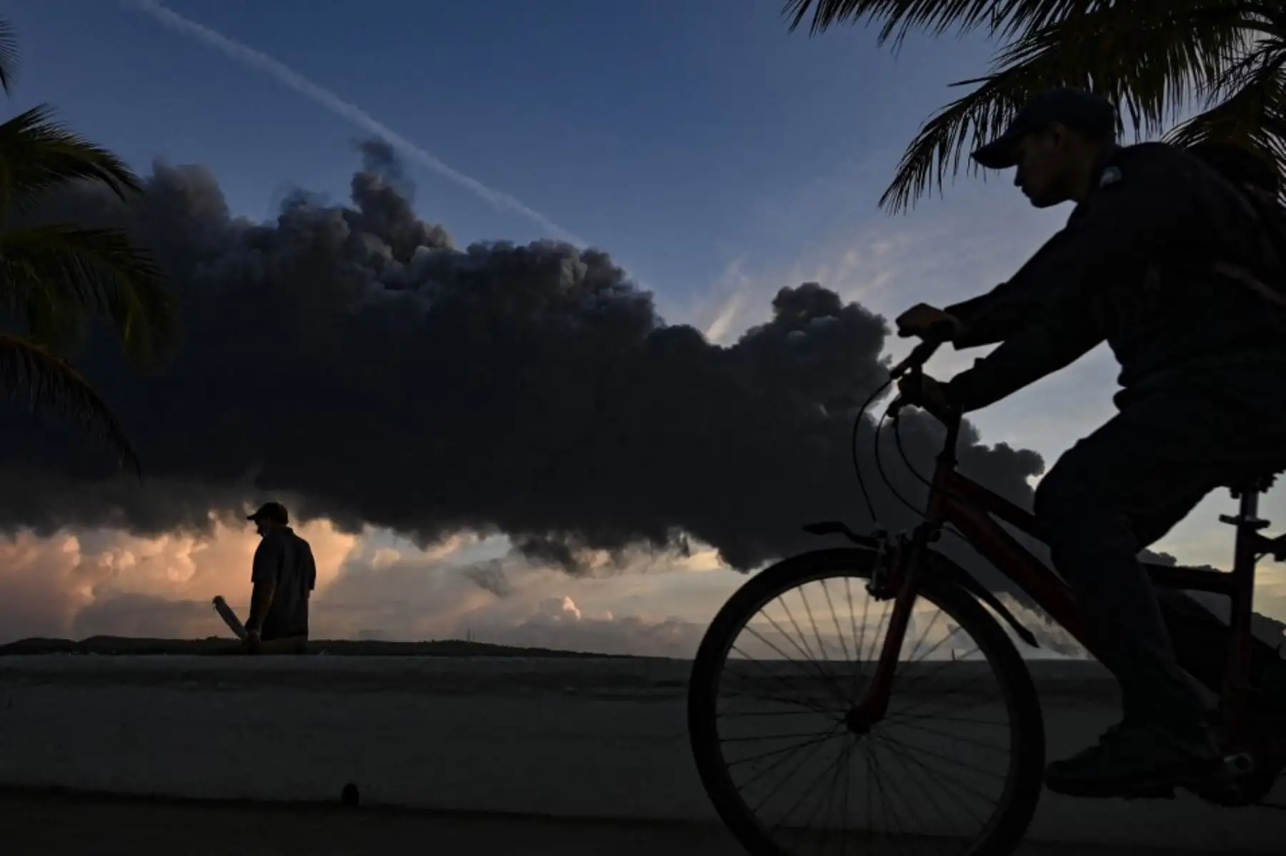 El humo negro que se eleva desde un incendio masivo en un depósito de combustible provocado por un rayo en Matanzas, Cuba. Foto: AFP
